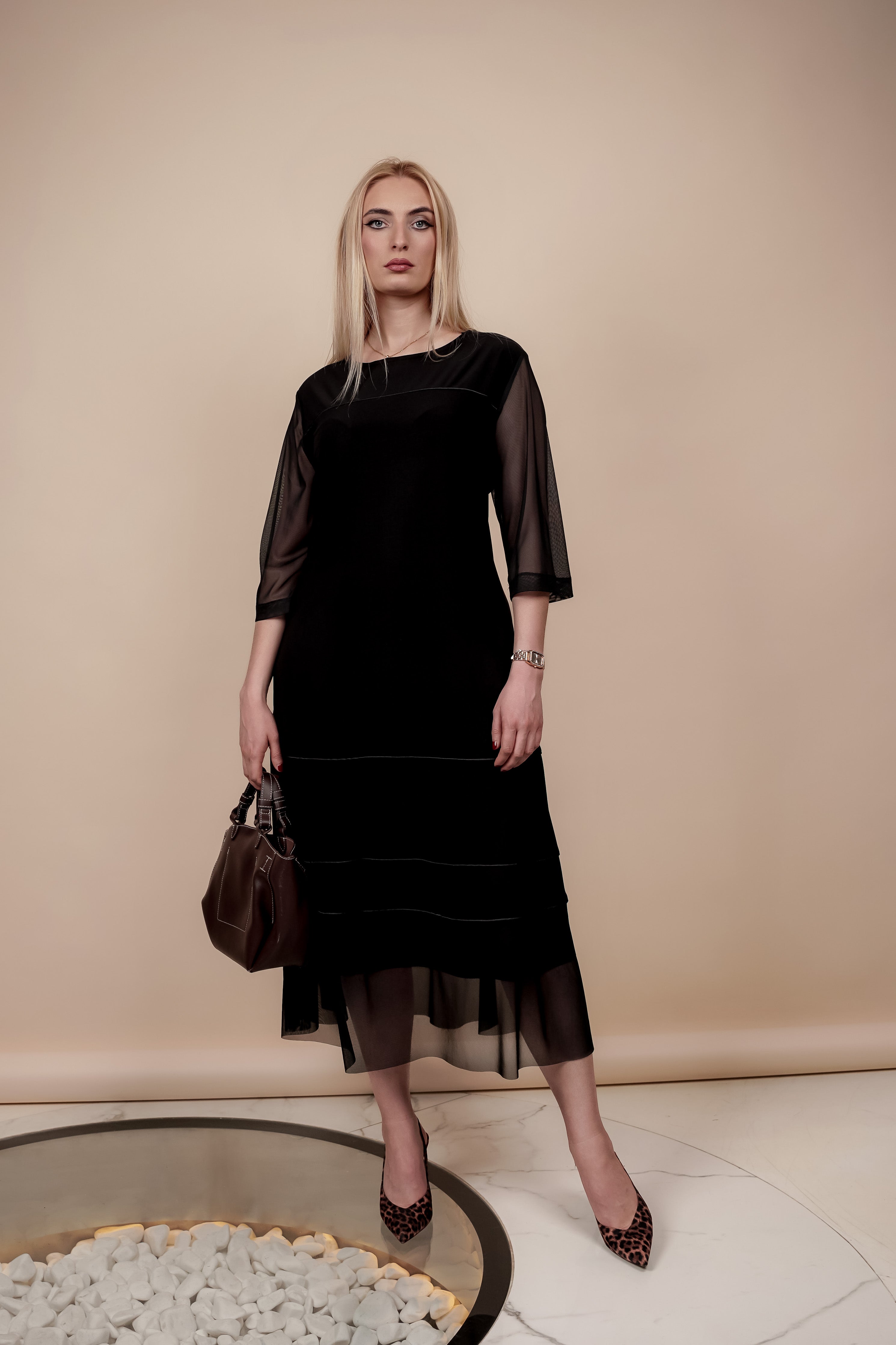 Crna haljina za posebne prilike sa tilom