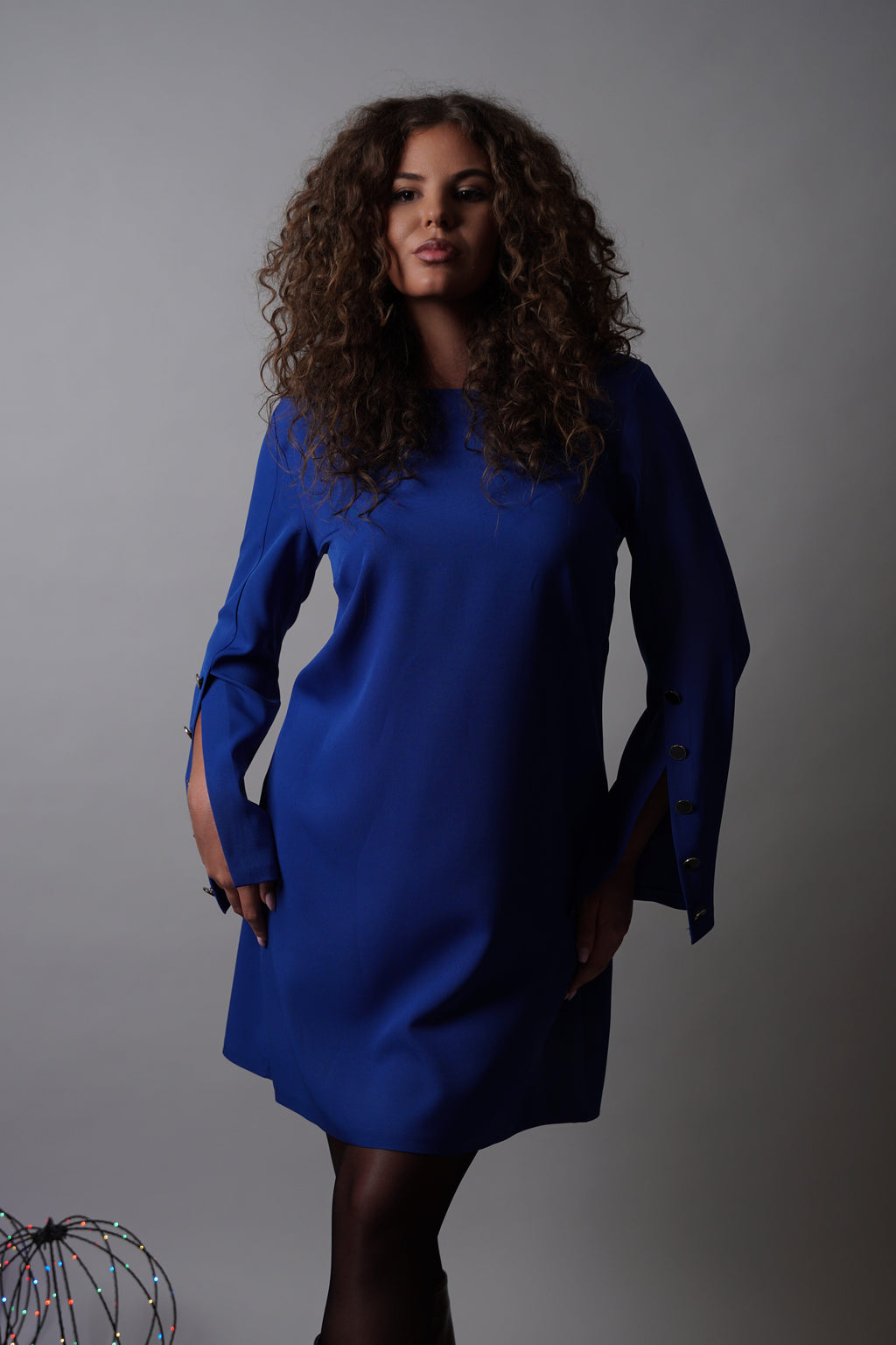 Riva haljina – moderna jednostavnost u kraljevsko-plavoj boji