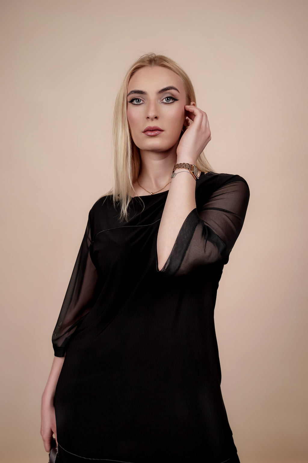 Crna haljina za posebne prilike sa tilom