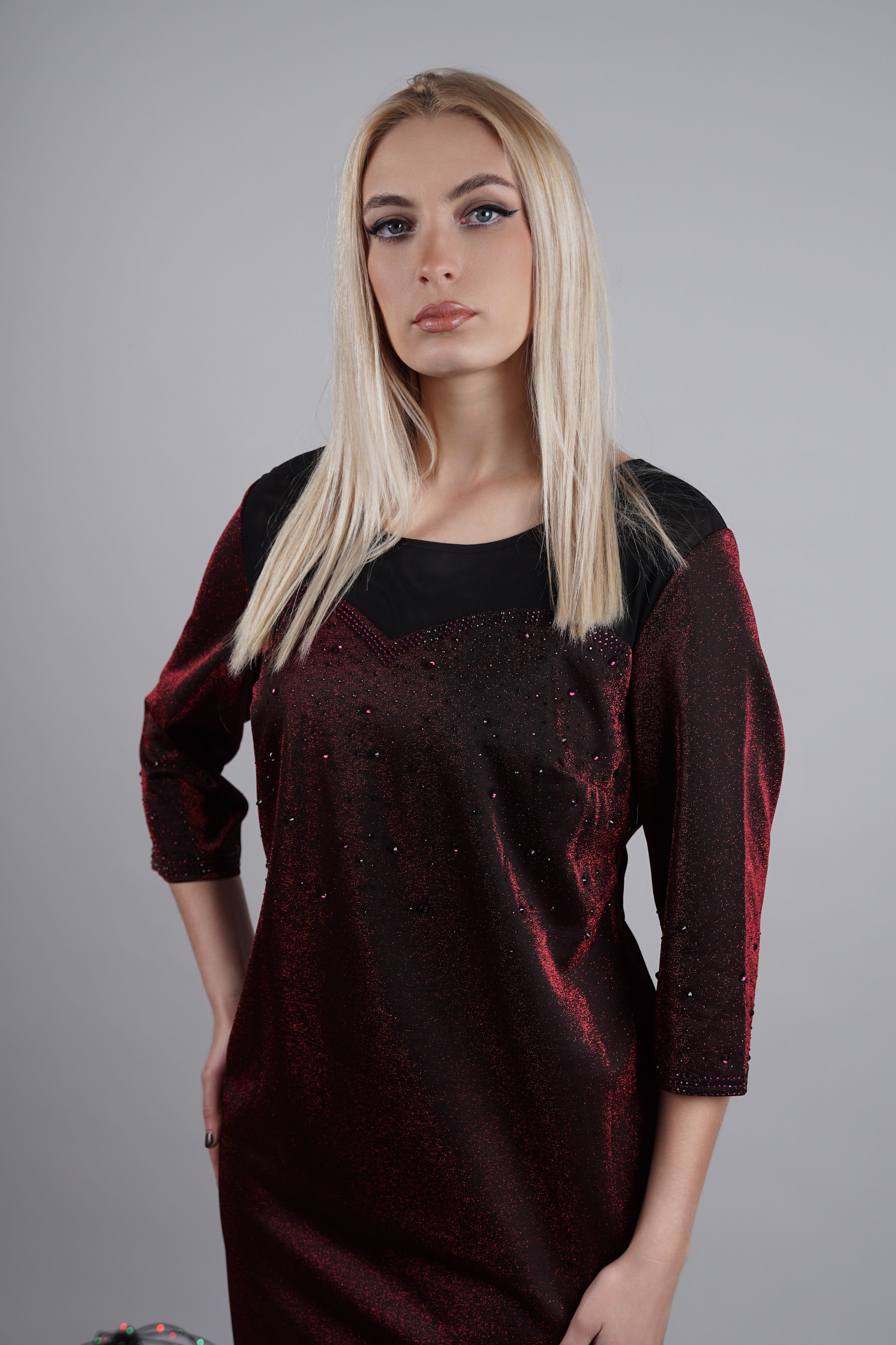 Haljina “Garnet Glow” – bordo elegancija koja osvaja