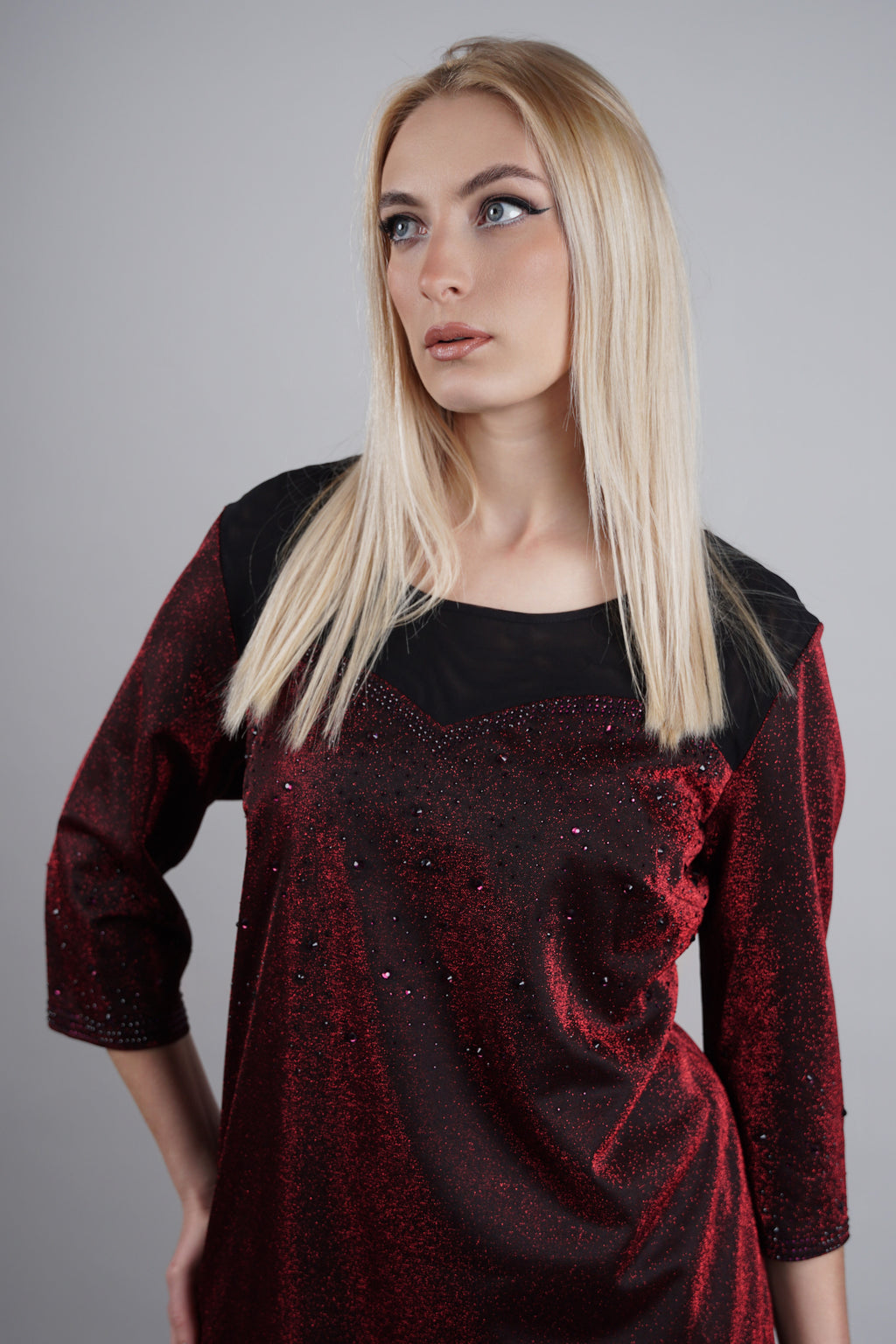 Haljina “Garnet Glow” – bordo elegancija koja osvaja