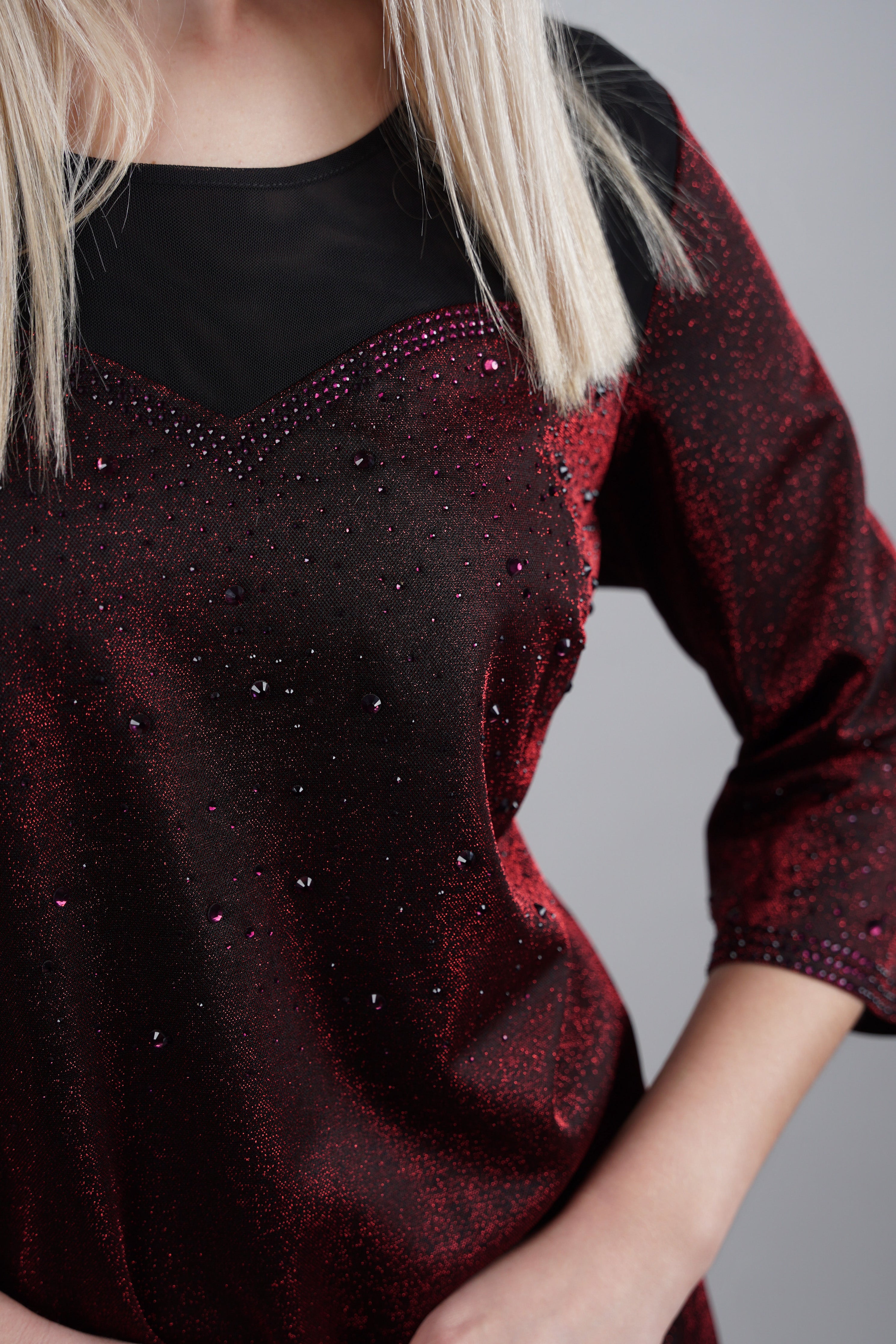 Haljina “Garnet Glow” – bordo elegancija koja osvaja