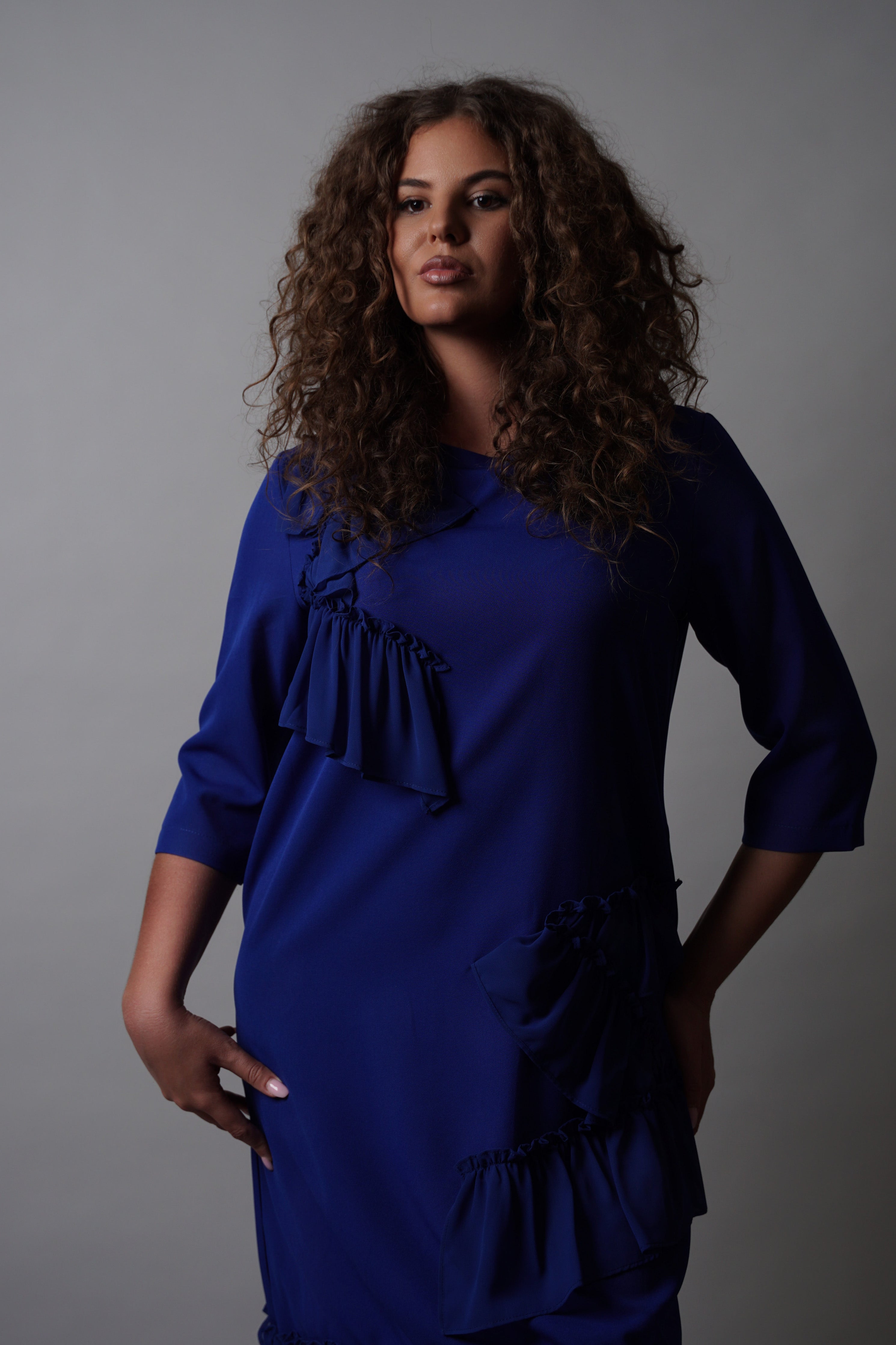 Marbella haljina – kraljevsko plava elegancija s volanima