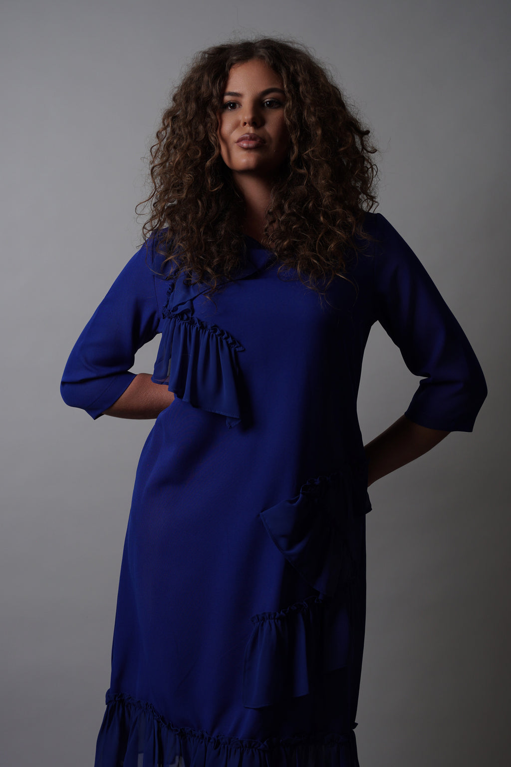 Marbella haljina – kraljevsko plava elegancija s volanima