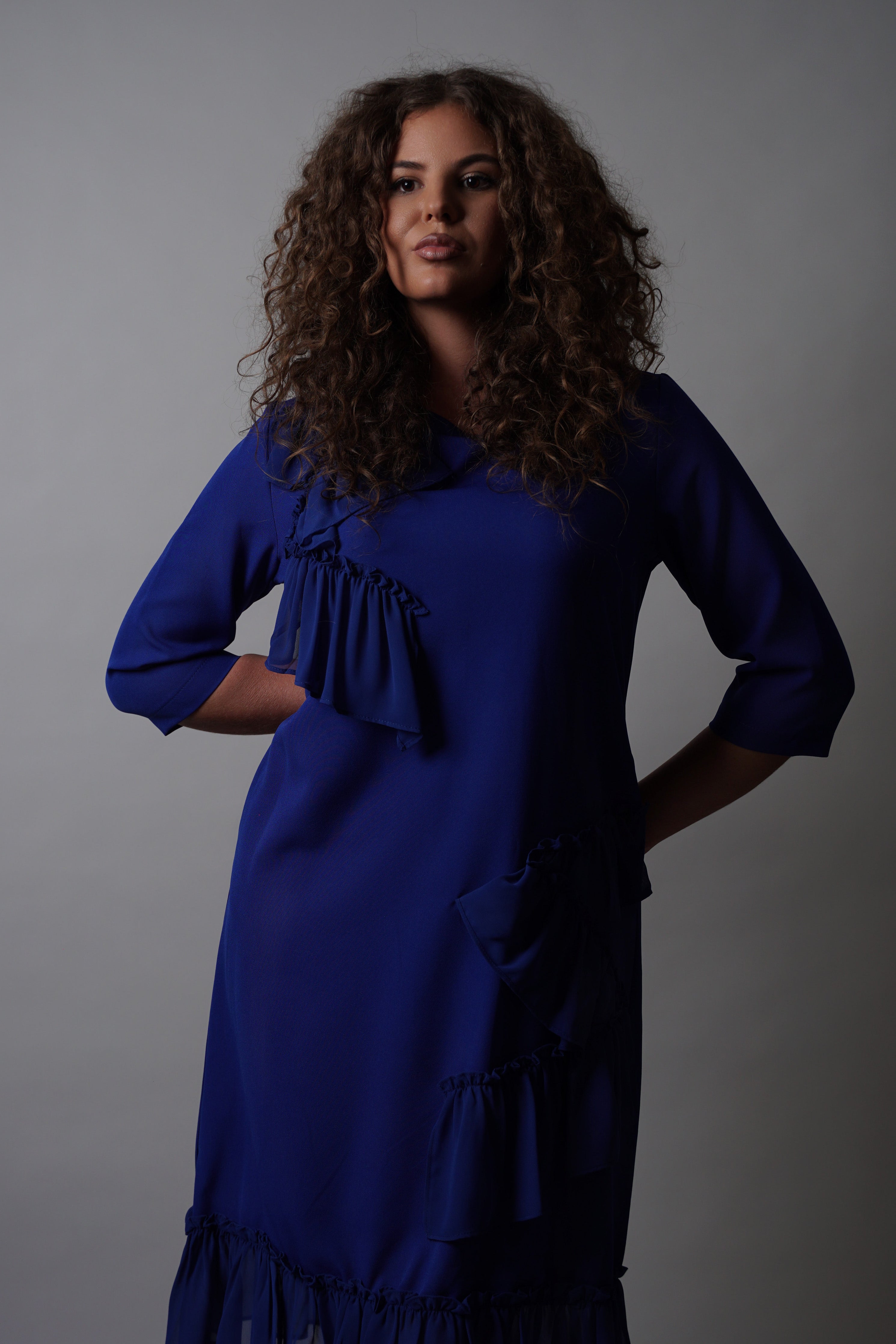 Marbella haljina – kraljevsko plava elegancija s volanima