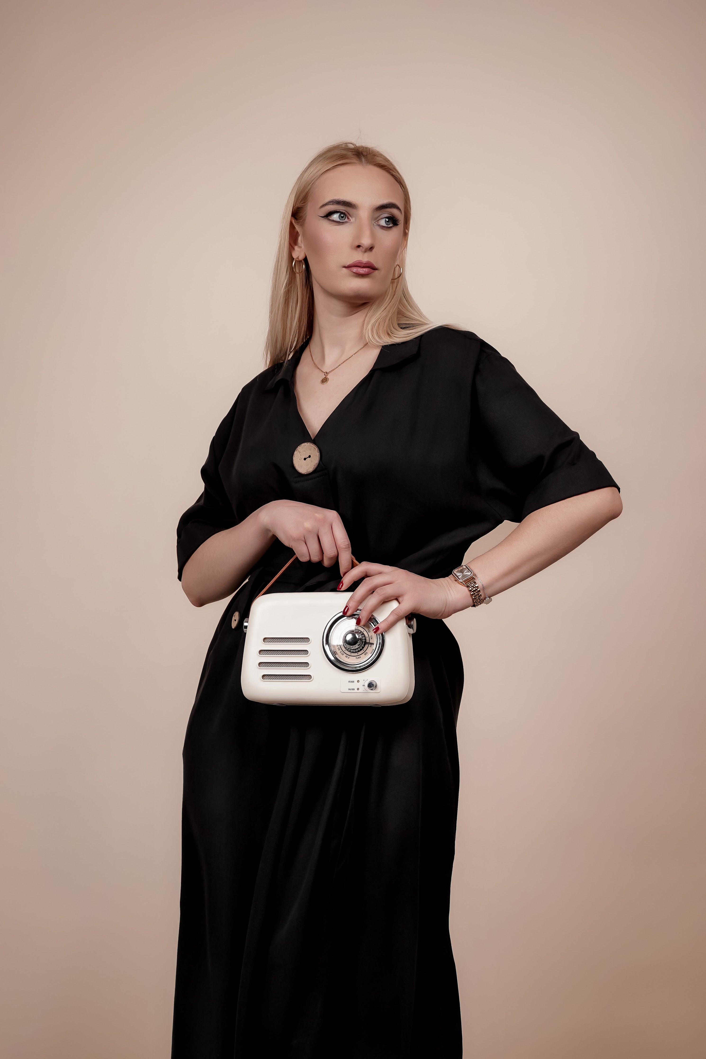 Crna haljina za klasičnu i modernu eleganciju