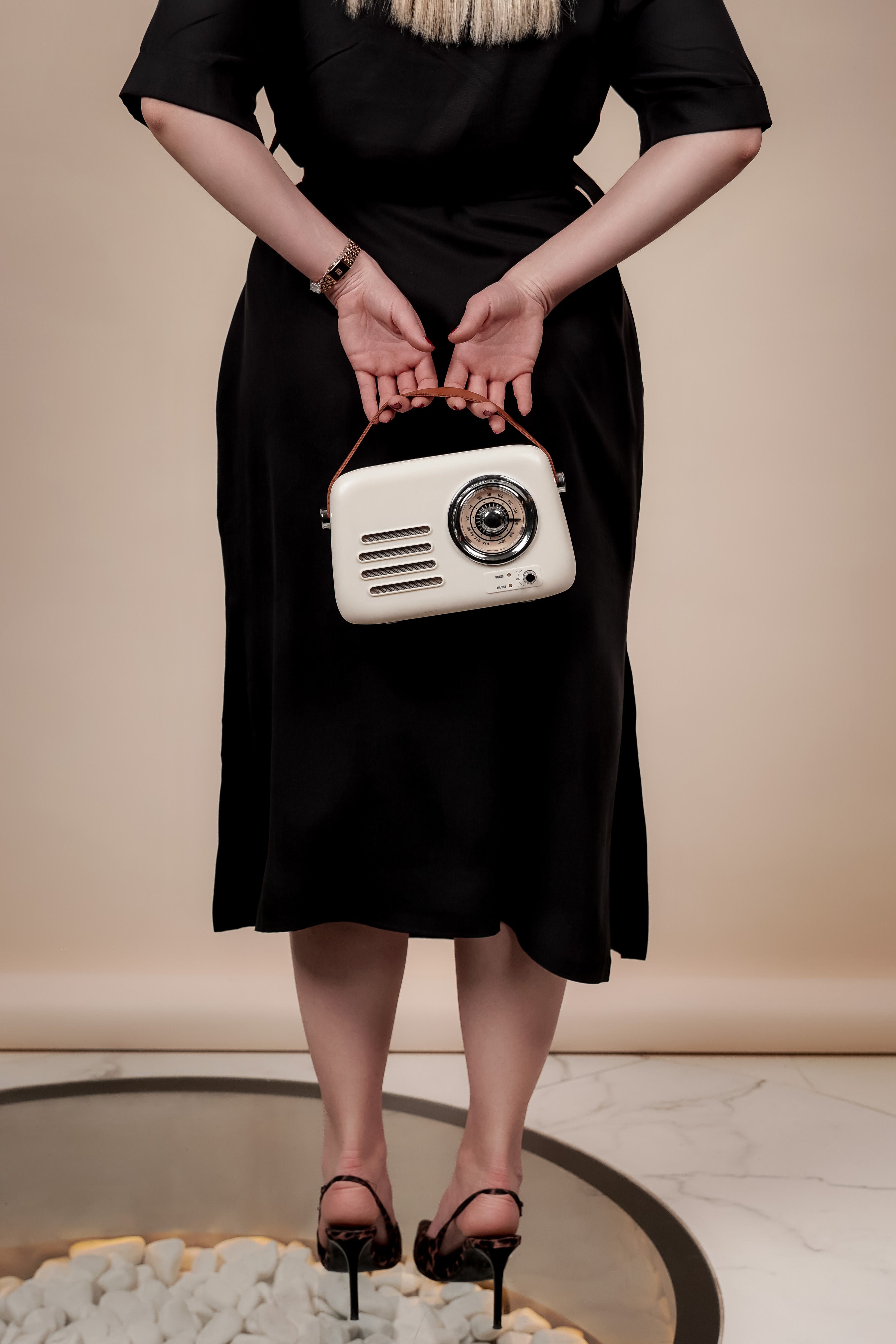 Crna haljina za klasičnu i modernu eleganciju