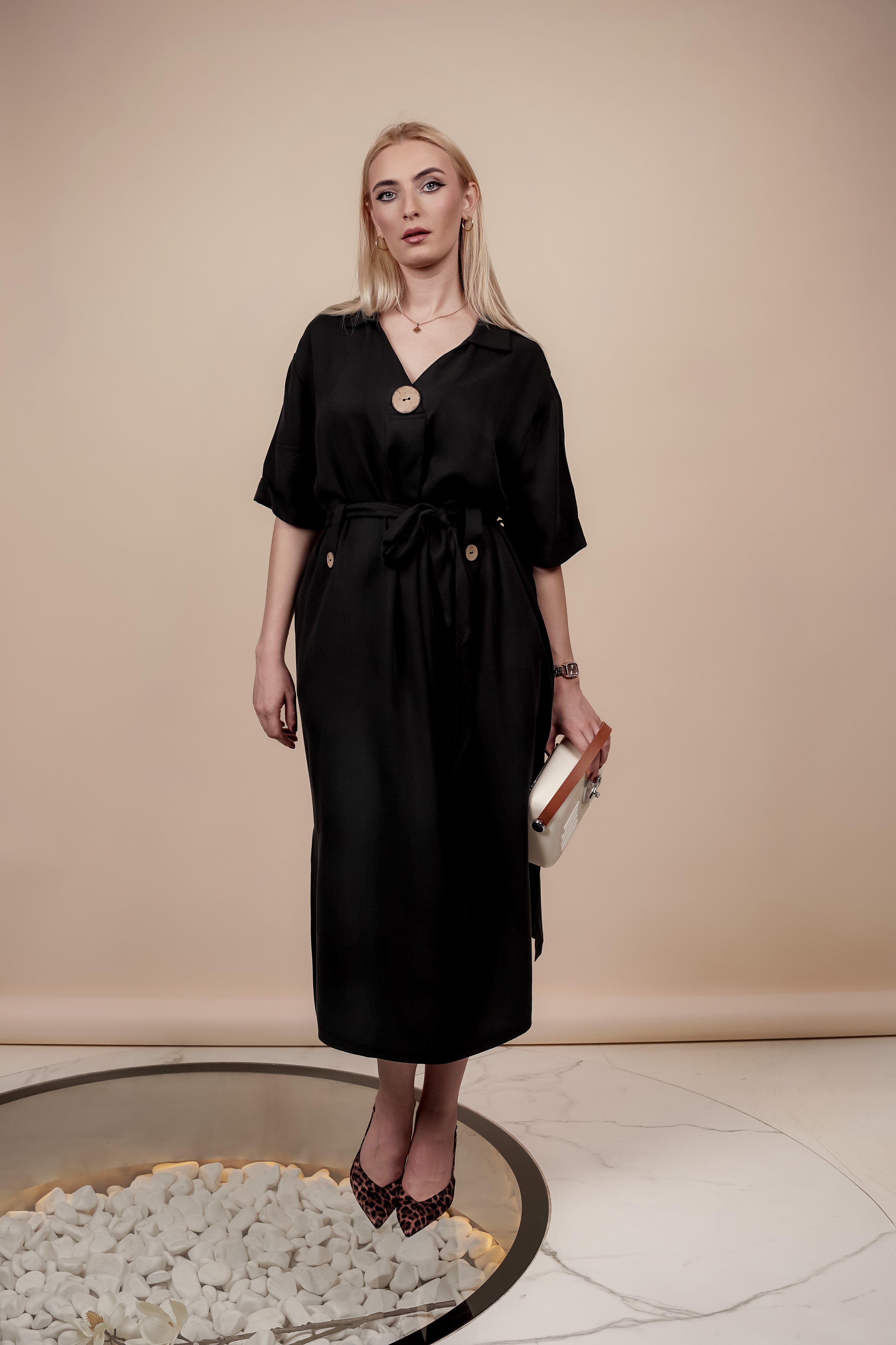 Crna haljina za klasičnu i modernu eleganciju