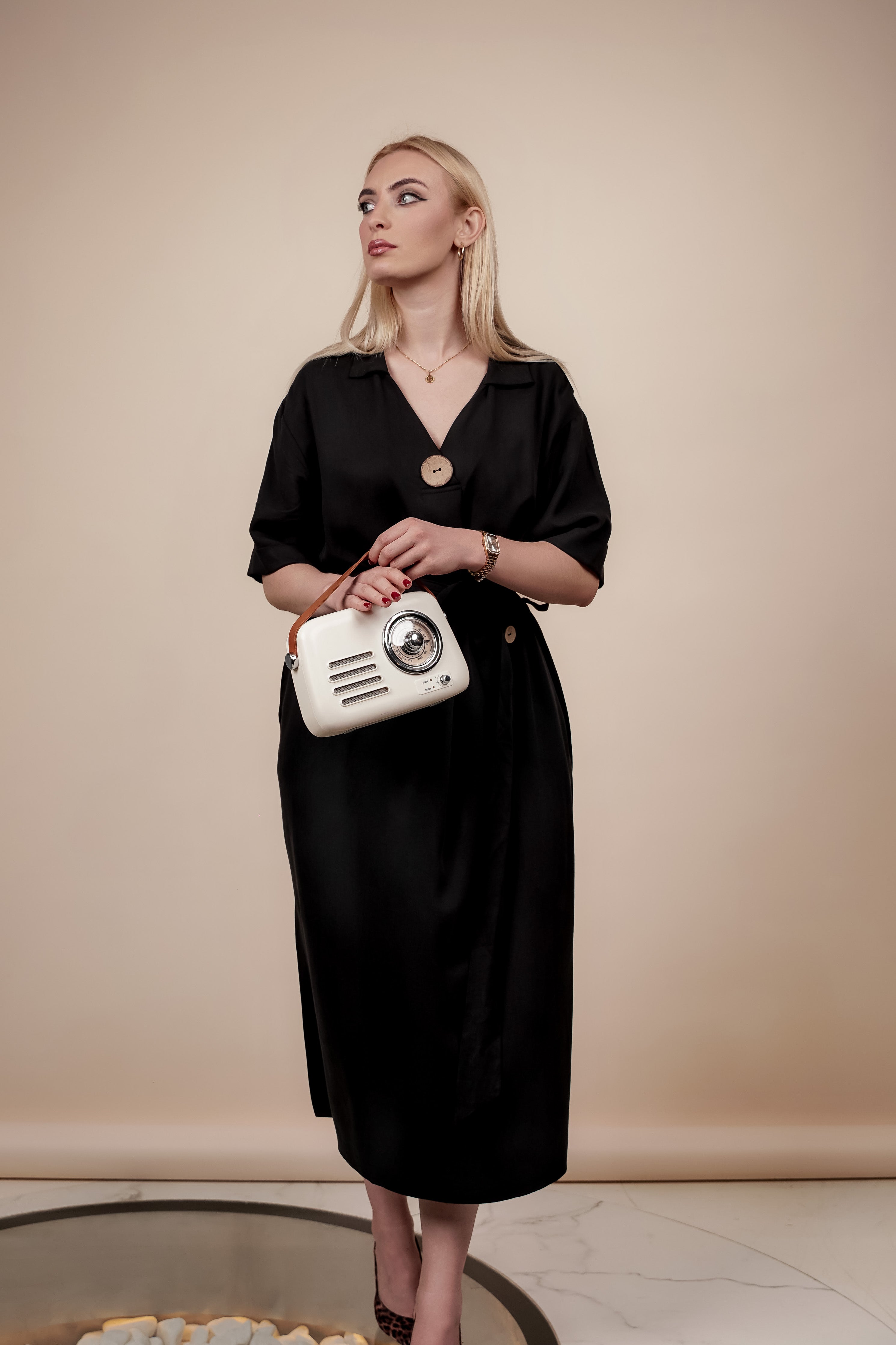 Crna haljina za klasičnu i modernu eleganciju