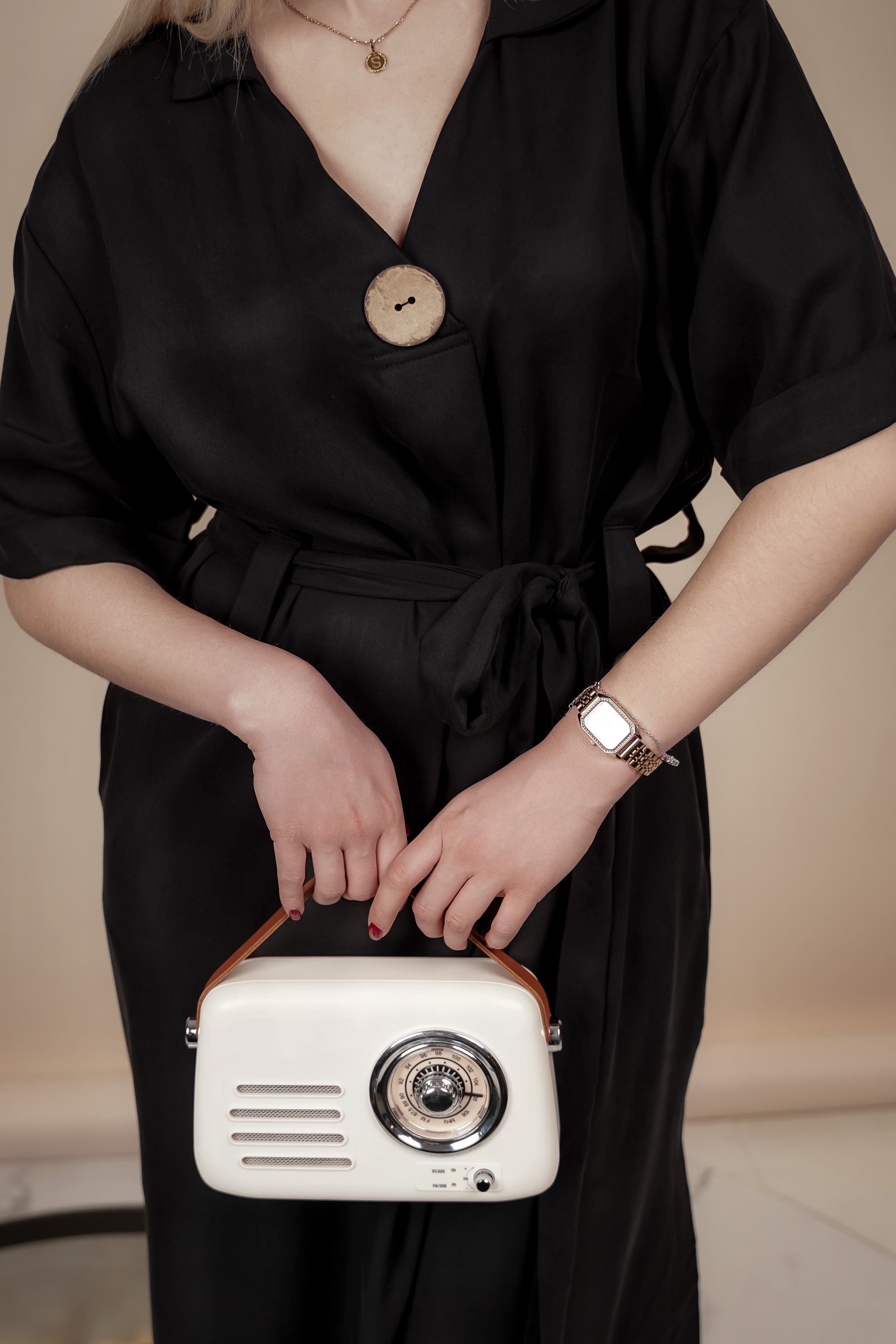 Crna haljina za klasičnu i modernu eleganciju