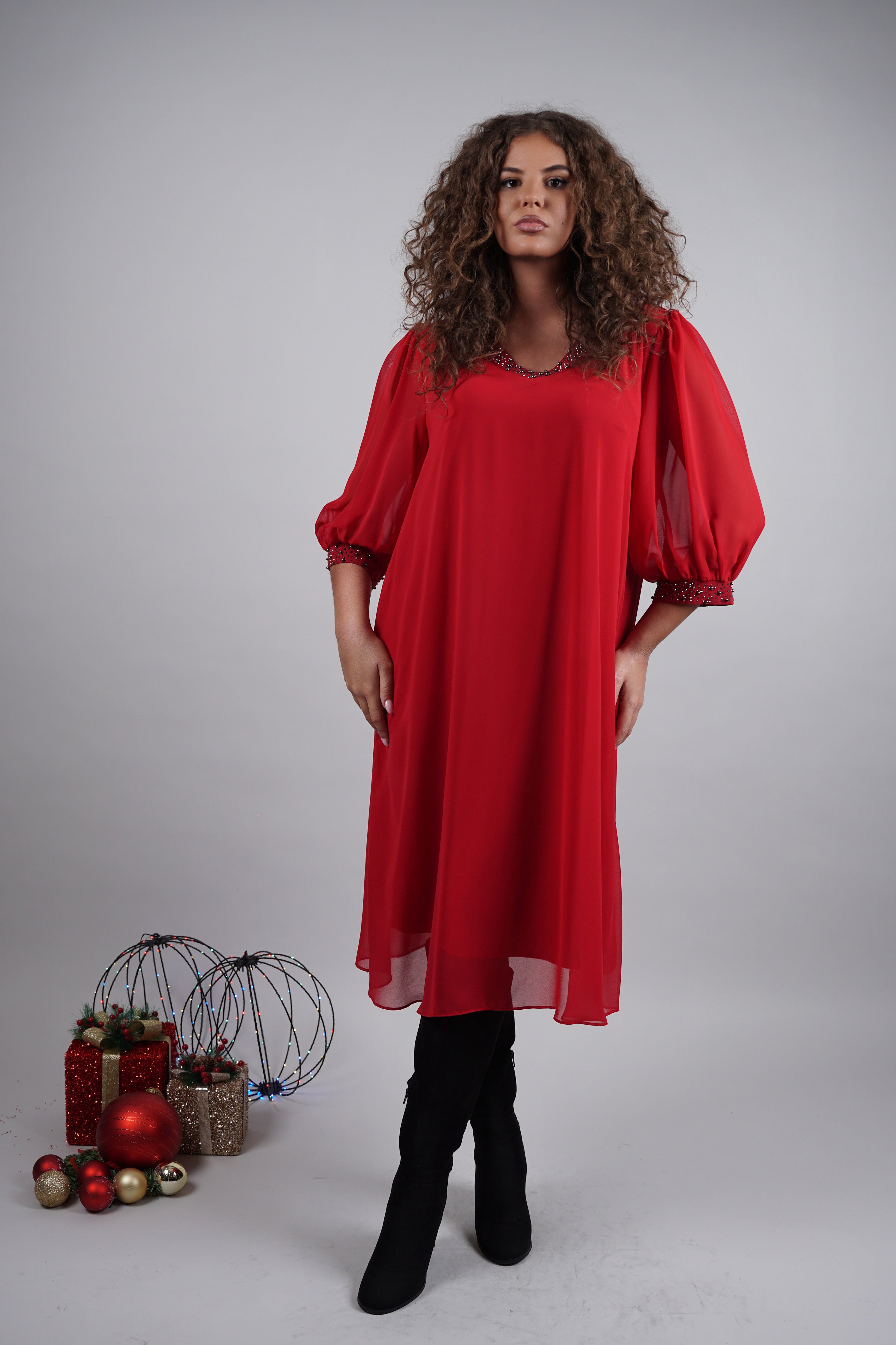 Adora haljina – crveni klasik s elegantnim sjajem