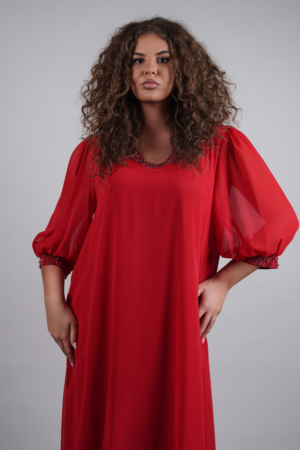 Adora haljina – crveni klasik s elegantnim sjajem