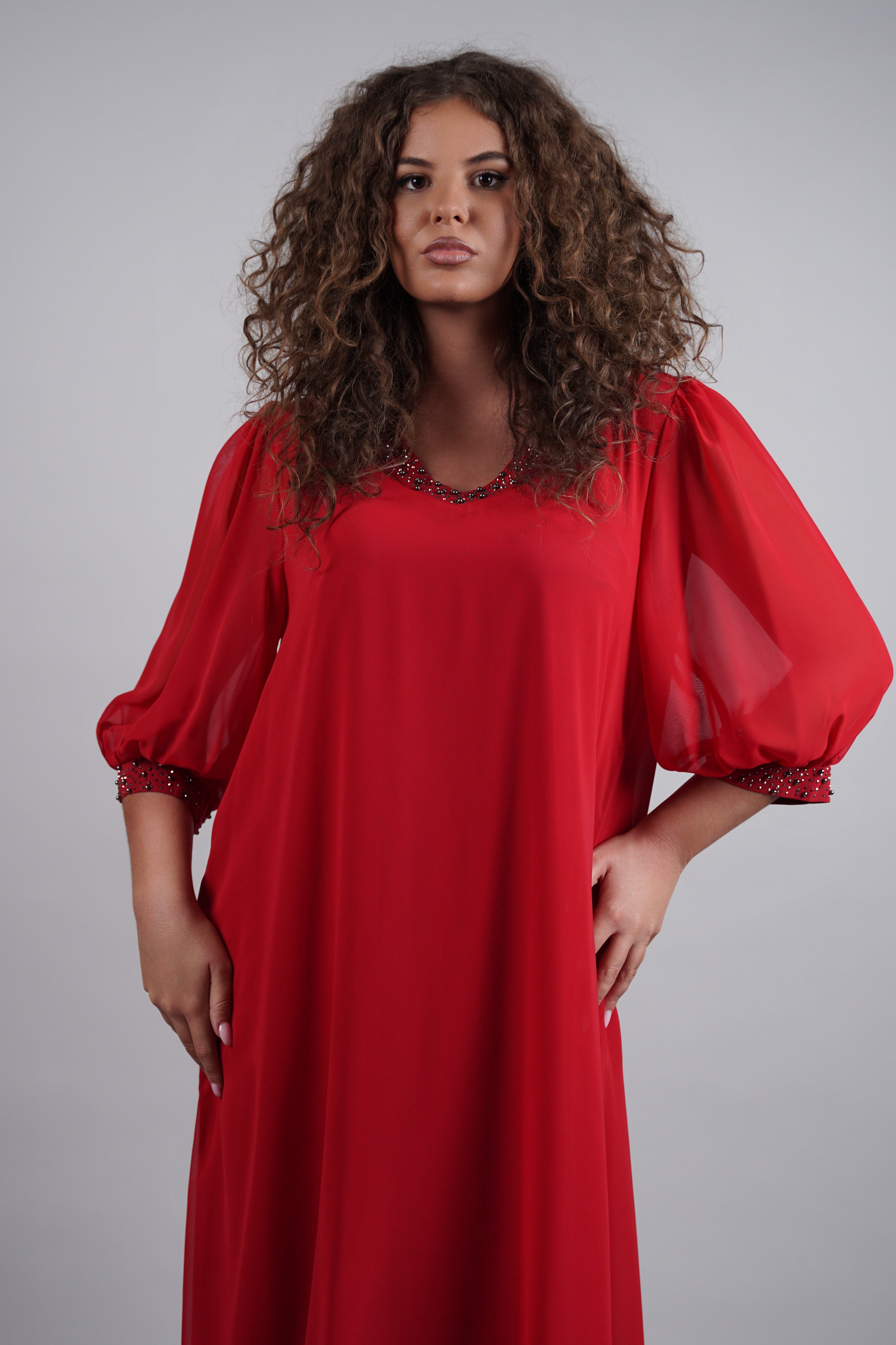Adora haljina – crveni klasik s elegantnim sjajem