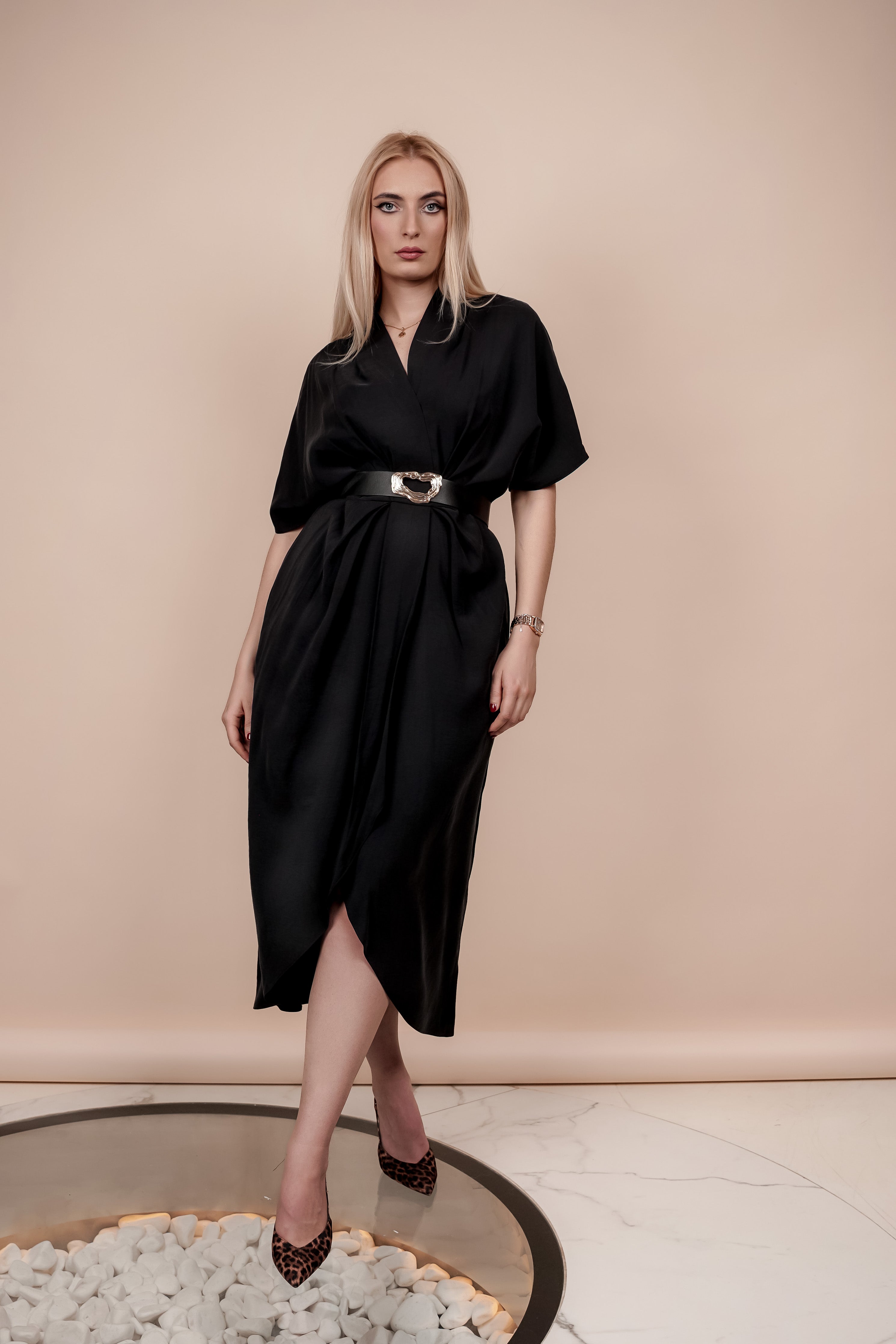 Crna haljina sa remenom