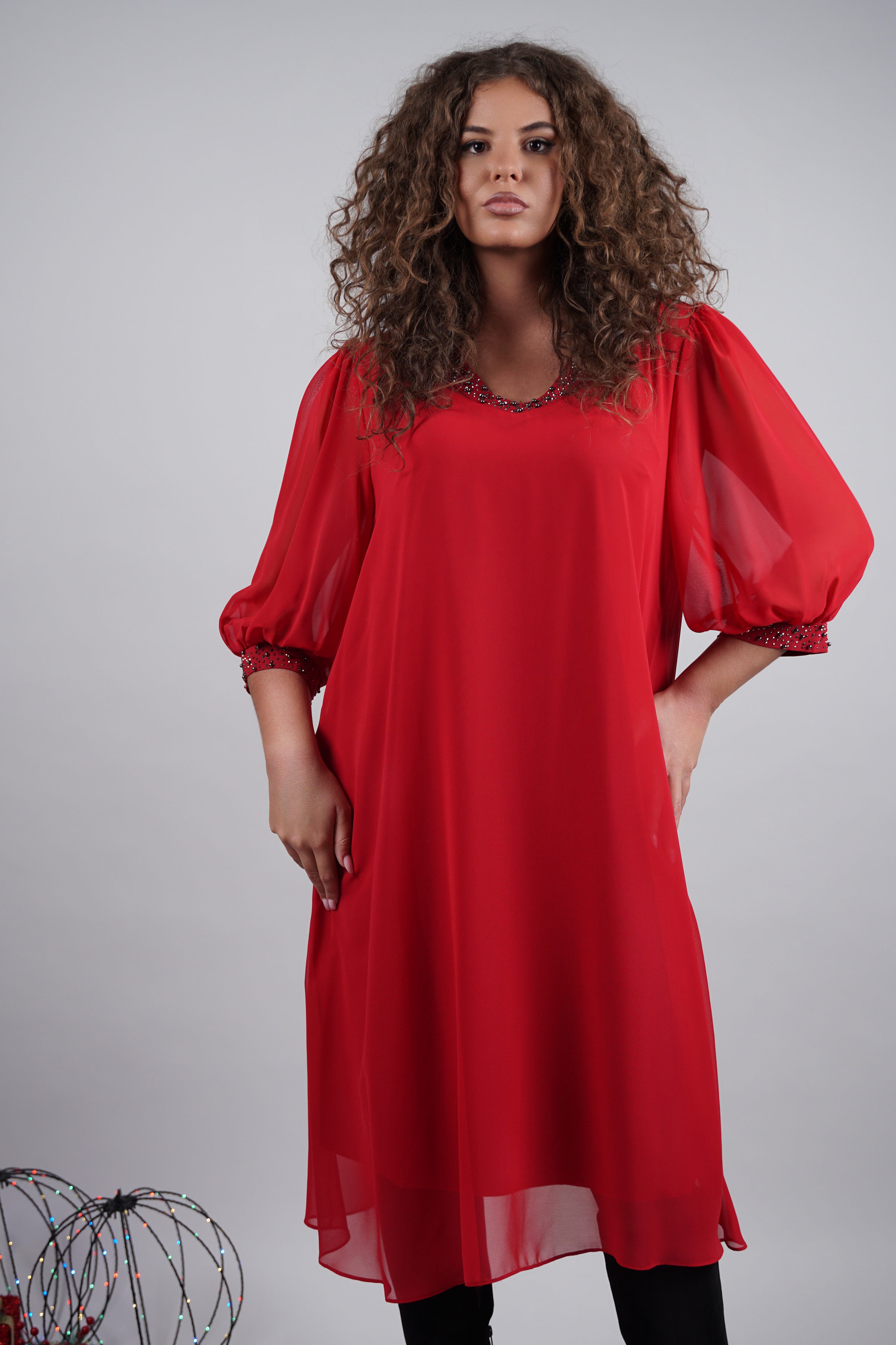Adora haljina – crveni klasik s elegantnim sjajem