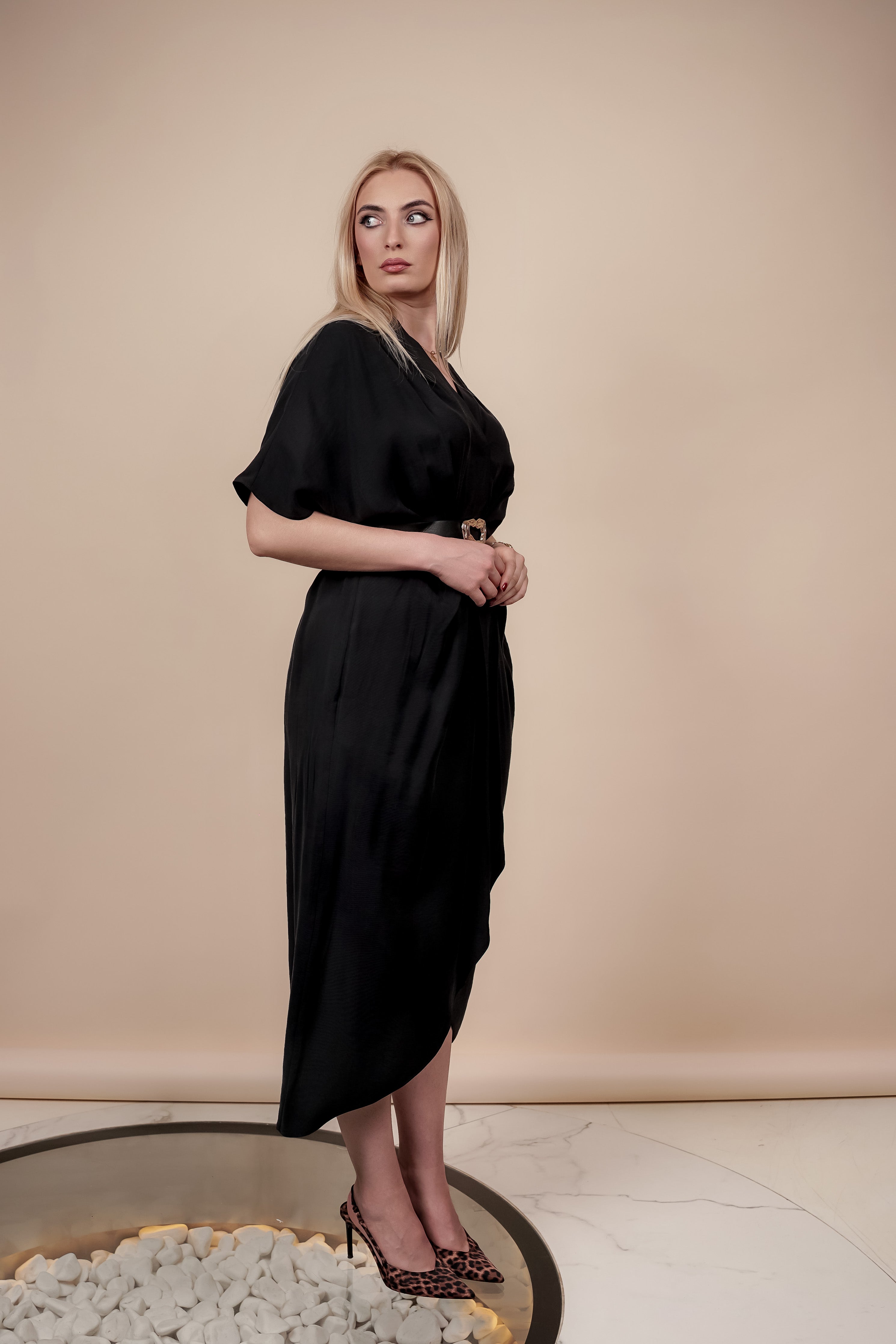 Crna haljina sa remenom