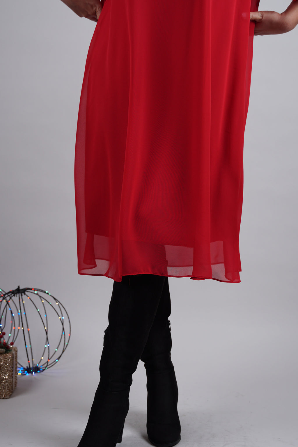 Adora haljina – crveni klasik s elegantnim sjajem