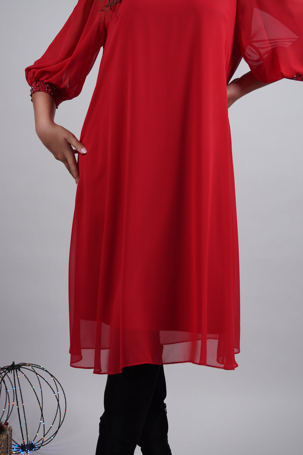 Adora haljina – crveni klasik s elegantnim sjajem