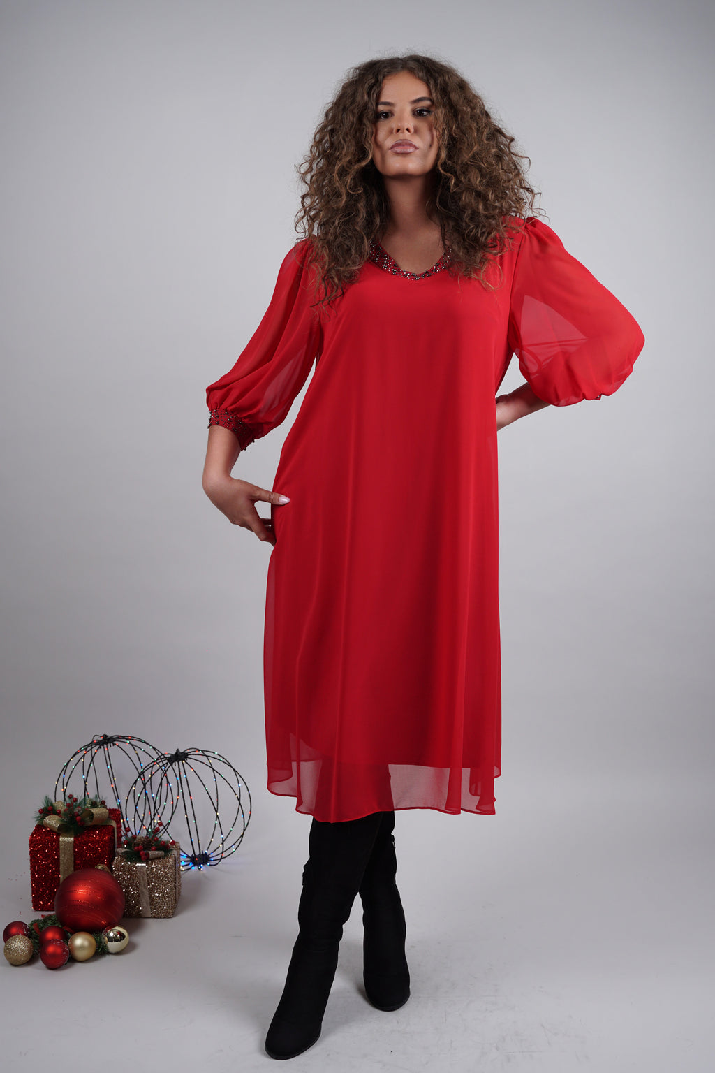 Adora haljina – crveni klasik s elegantnim sjajem