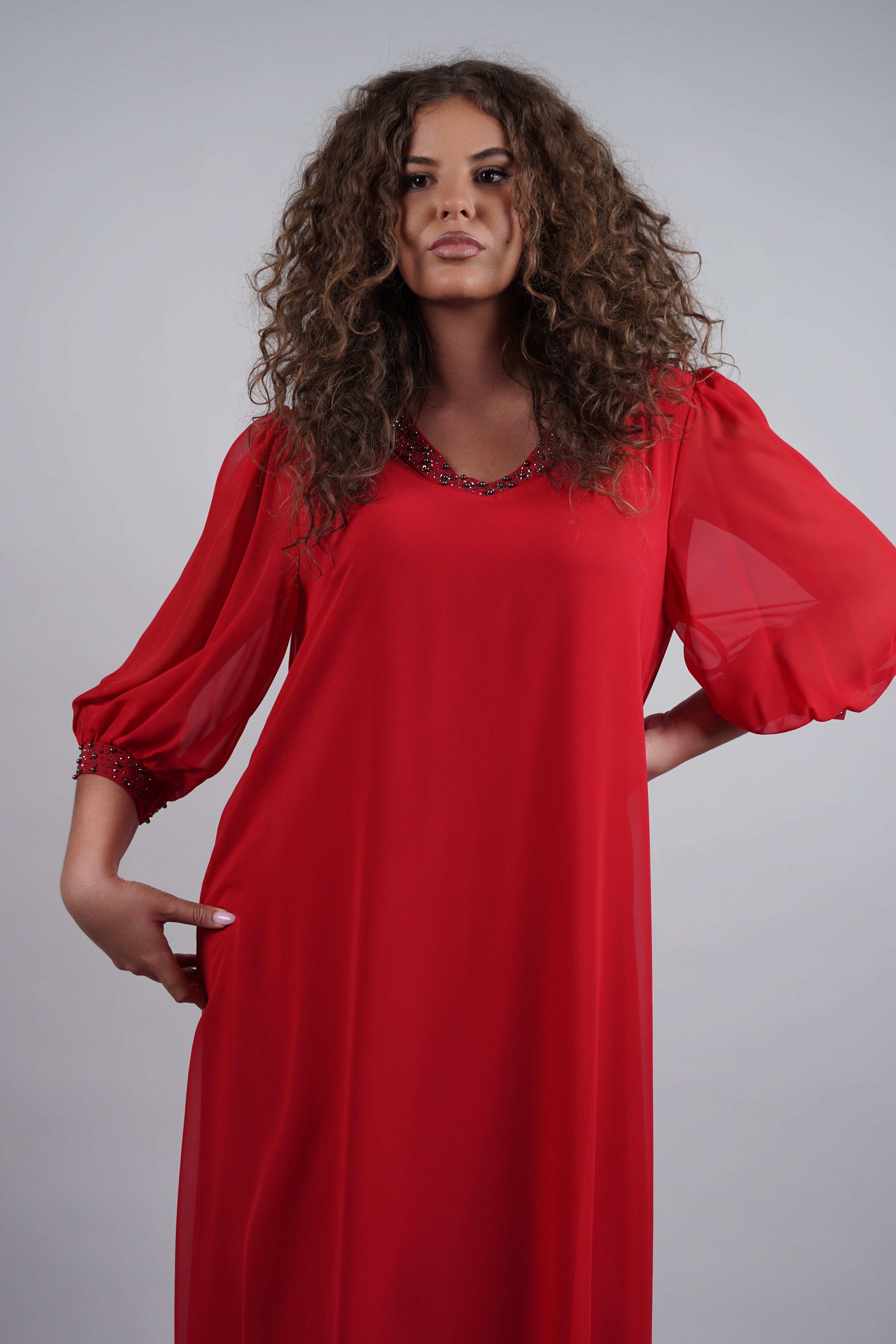 Adora haljina – crveni klasik s elegantnim sjajem