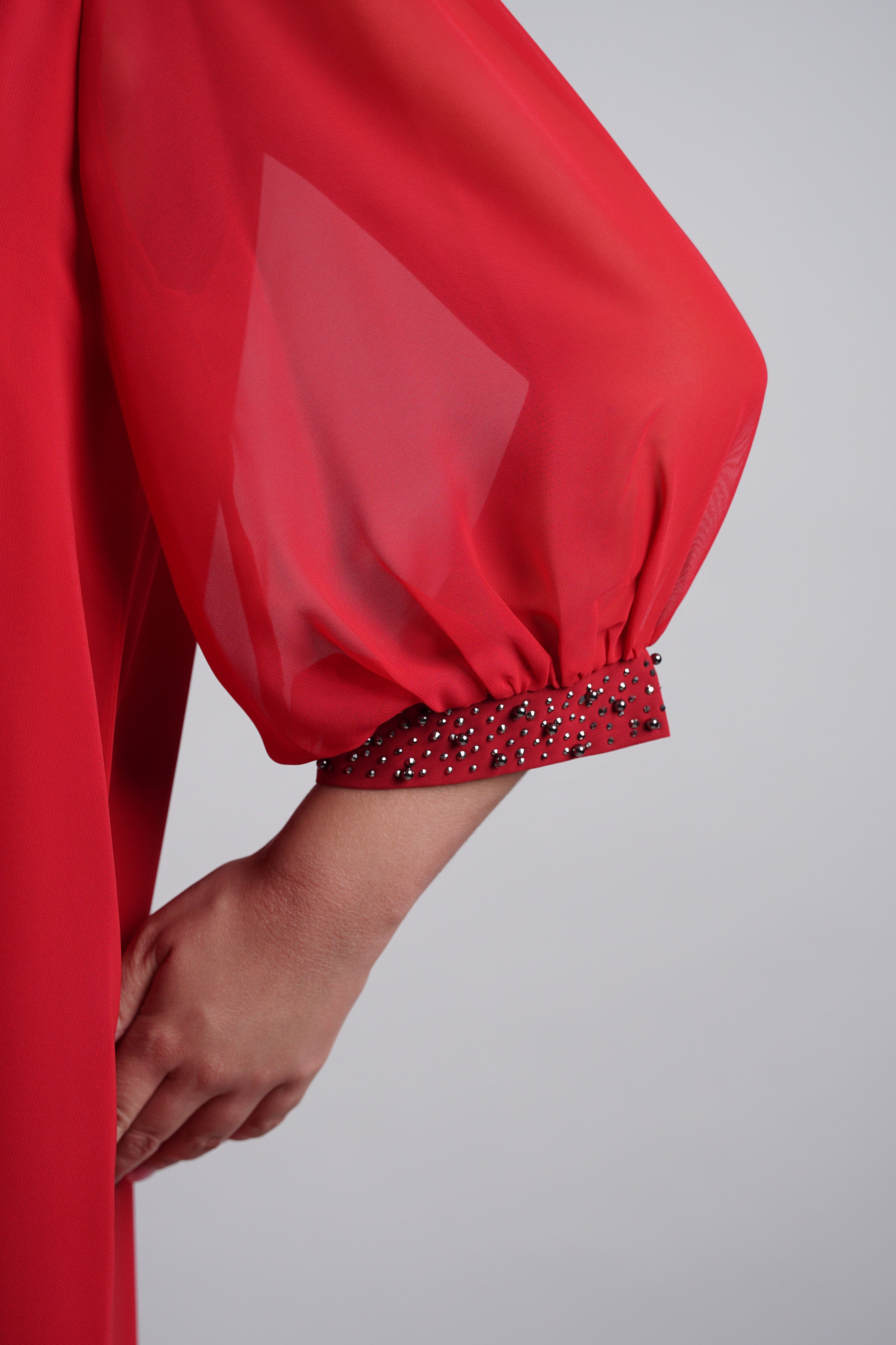 Adora haljina – crveni klasik s elegantnim sjajem