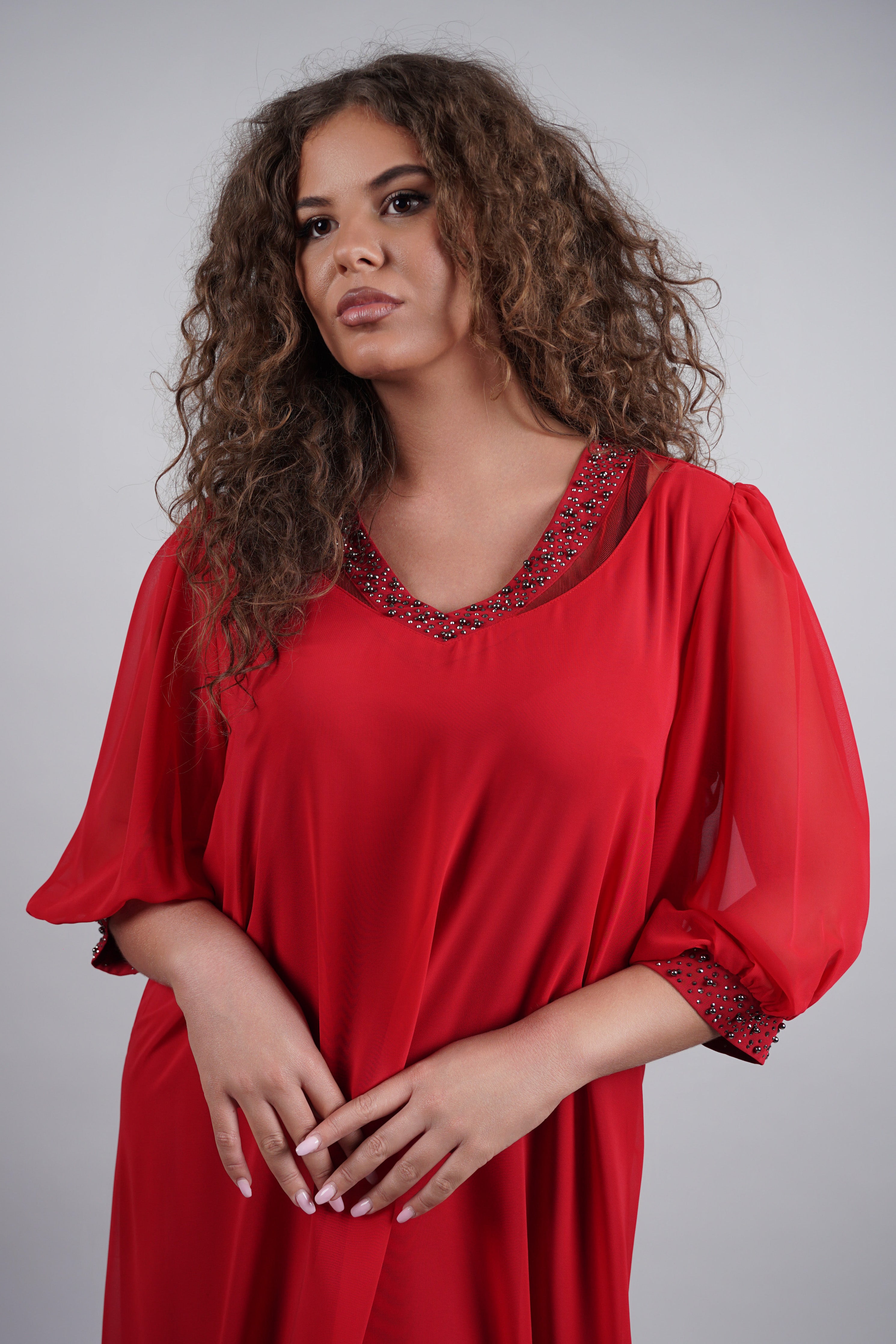 Adora haljina – crveni klasik s elegantnim sjajem