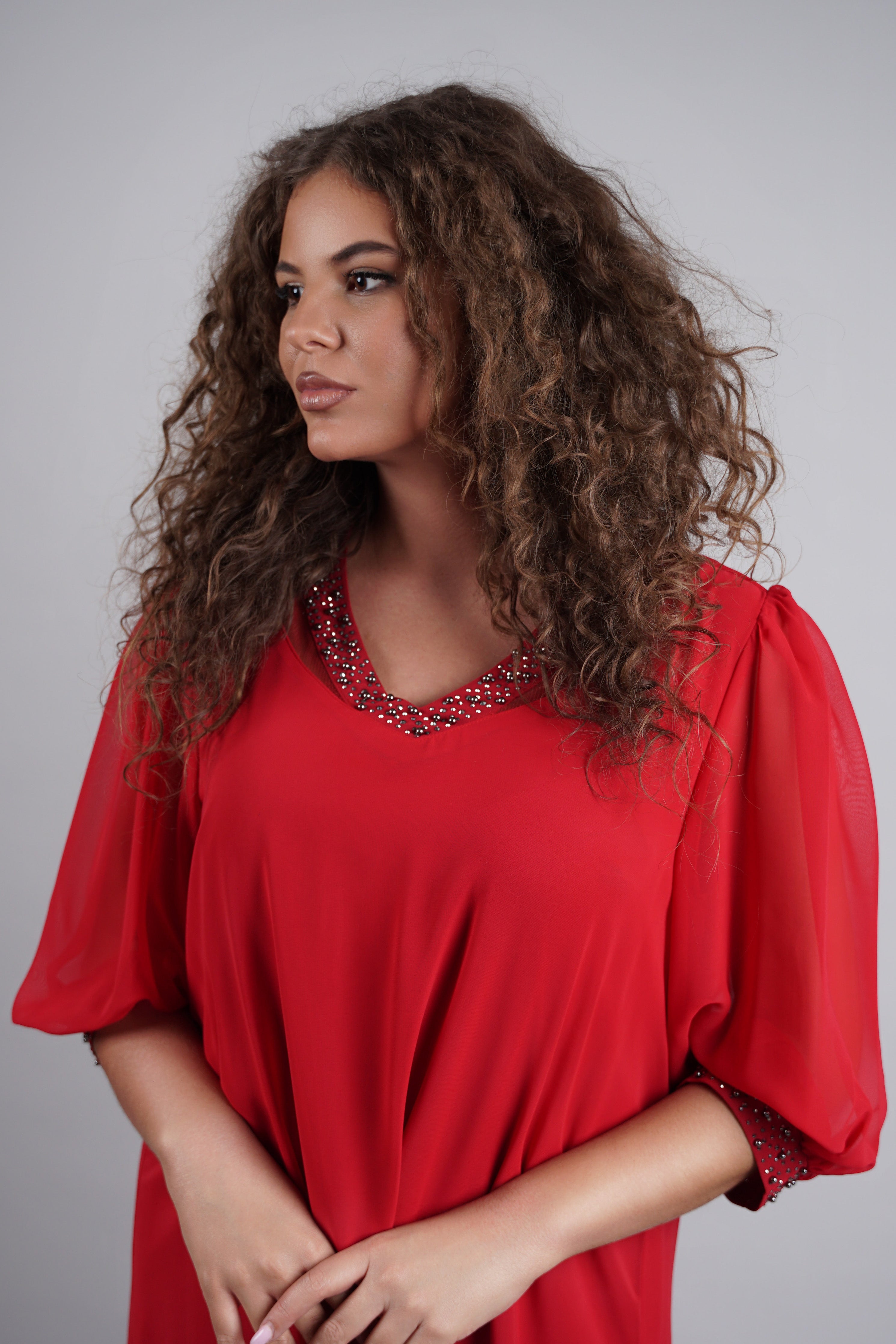 Adora haljina – crveni klasik s elegantnim sjajem