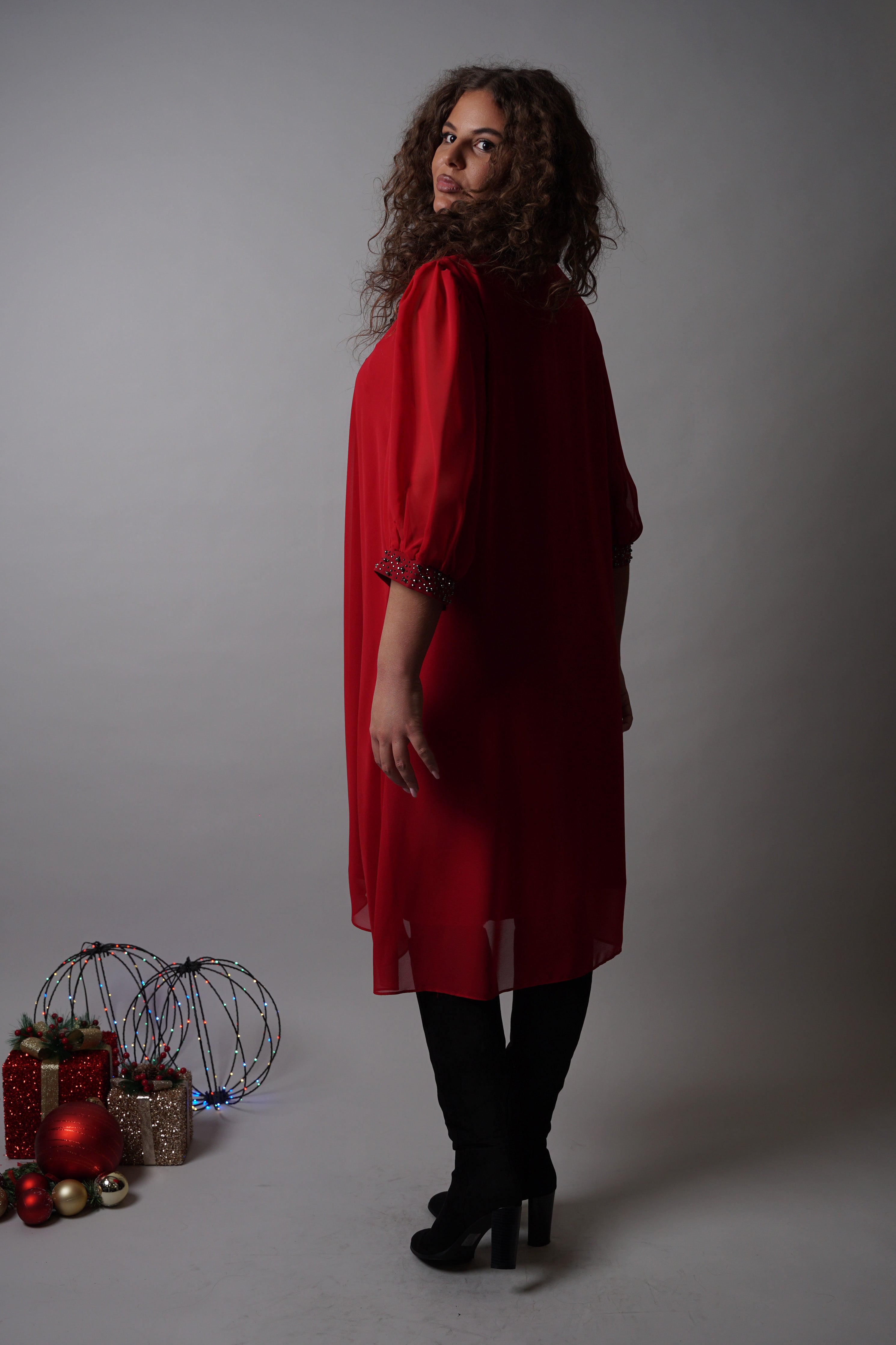 Adora haljina – crveni klasik s elegantnim sjajem