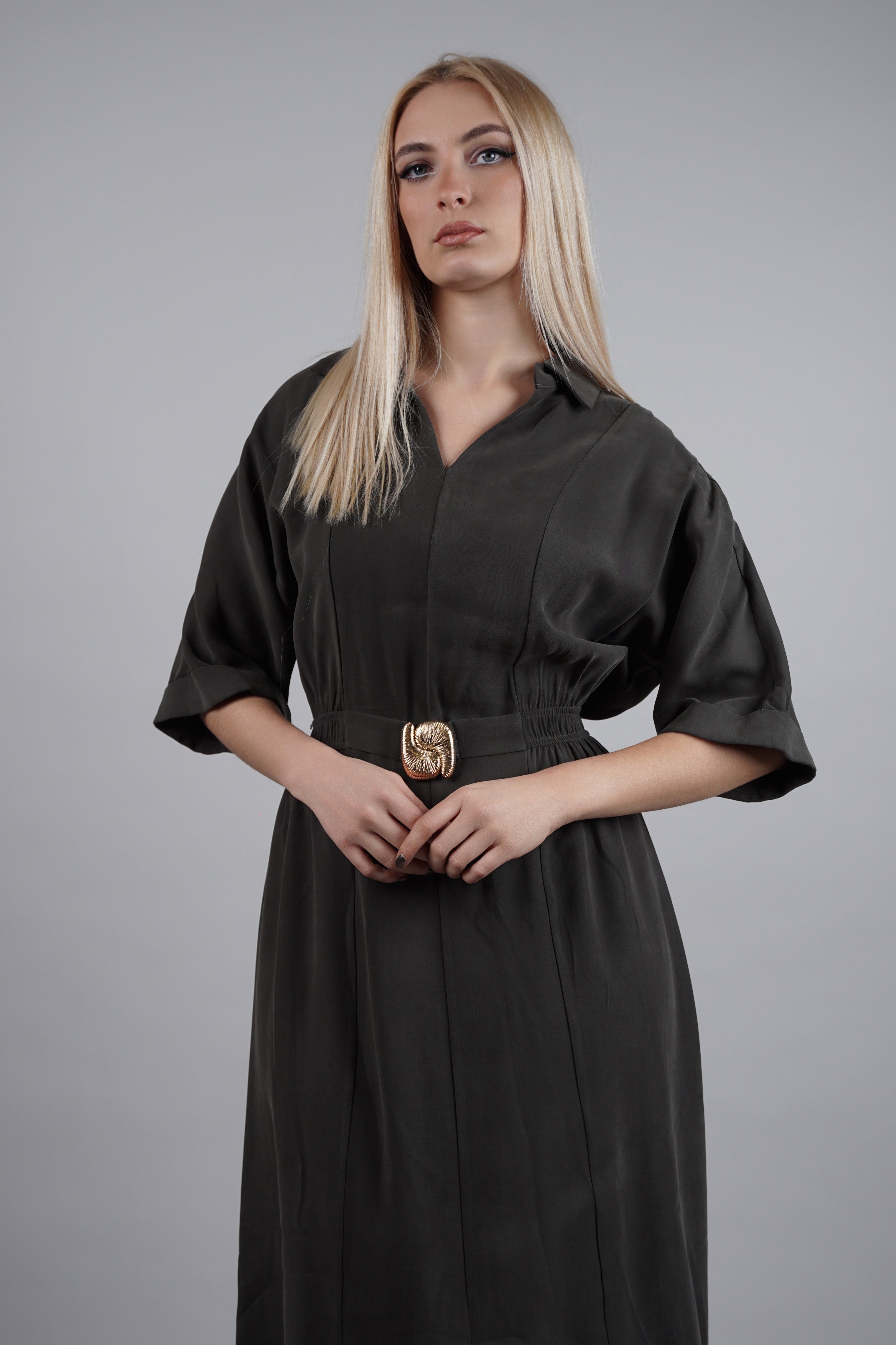 Etida haljina – elegantna jednostavnost sa statement kaišem