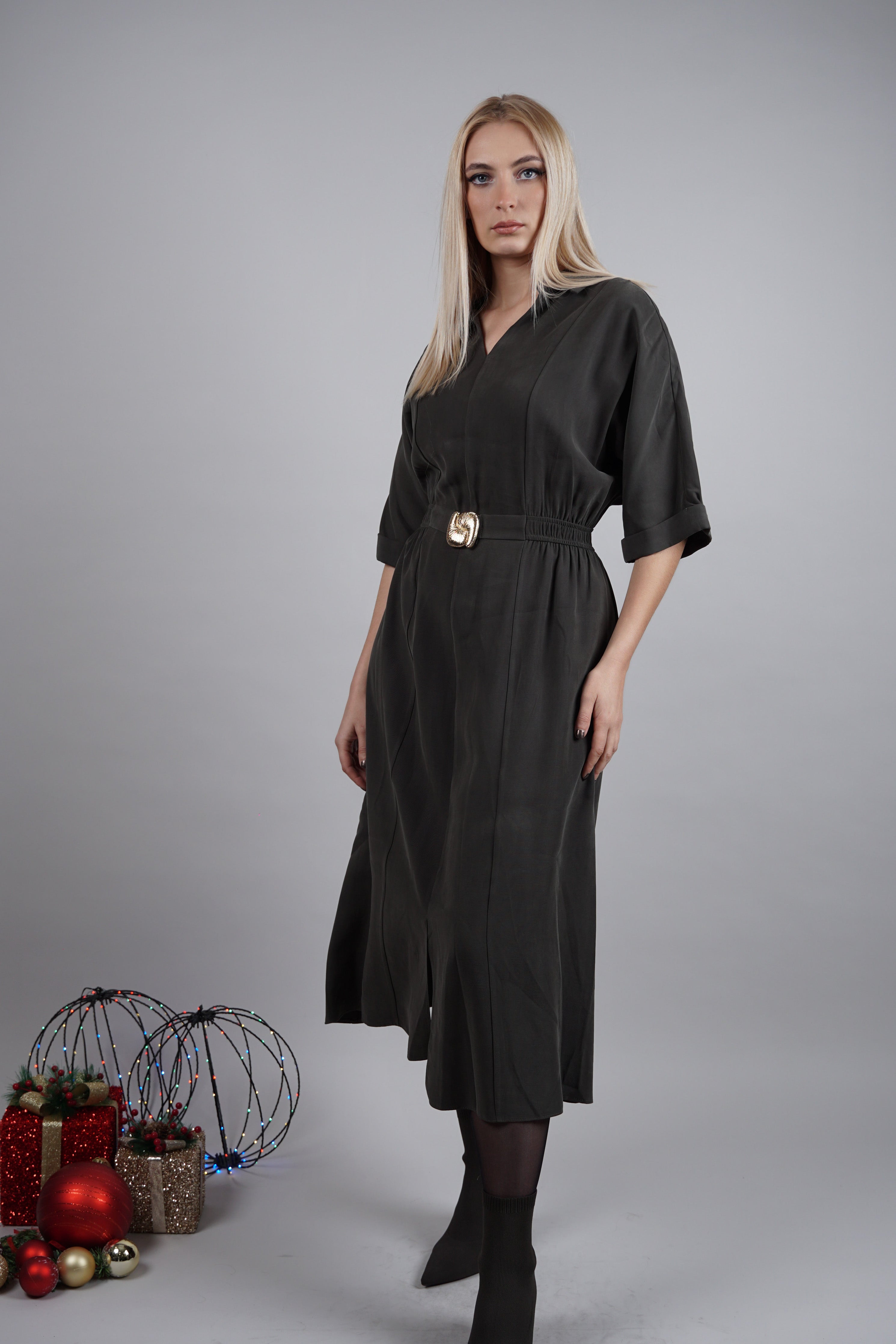 Etida haljina – elegantna jednostavnost sa statement kaišem