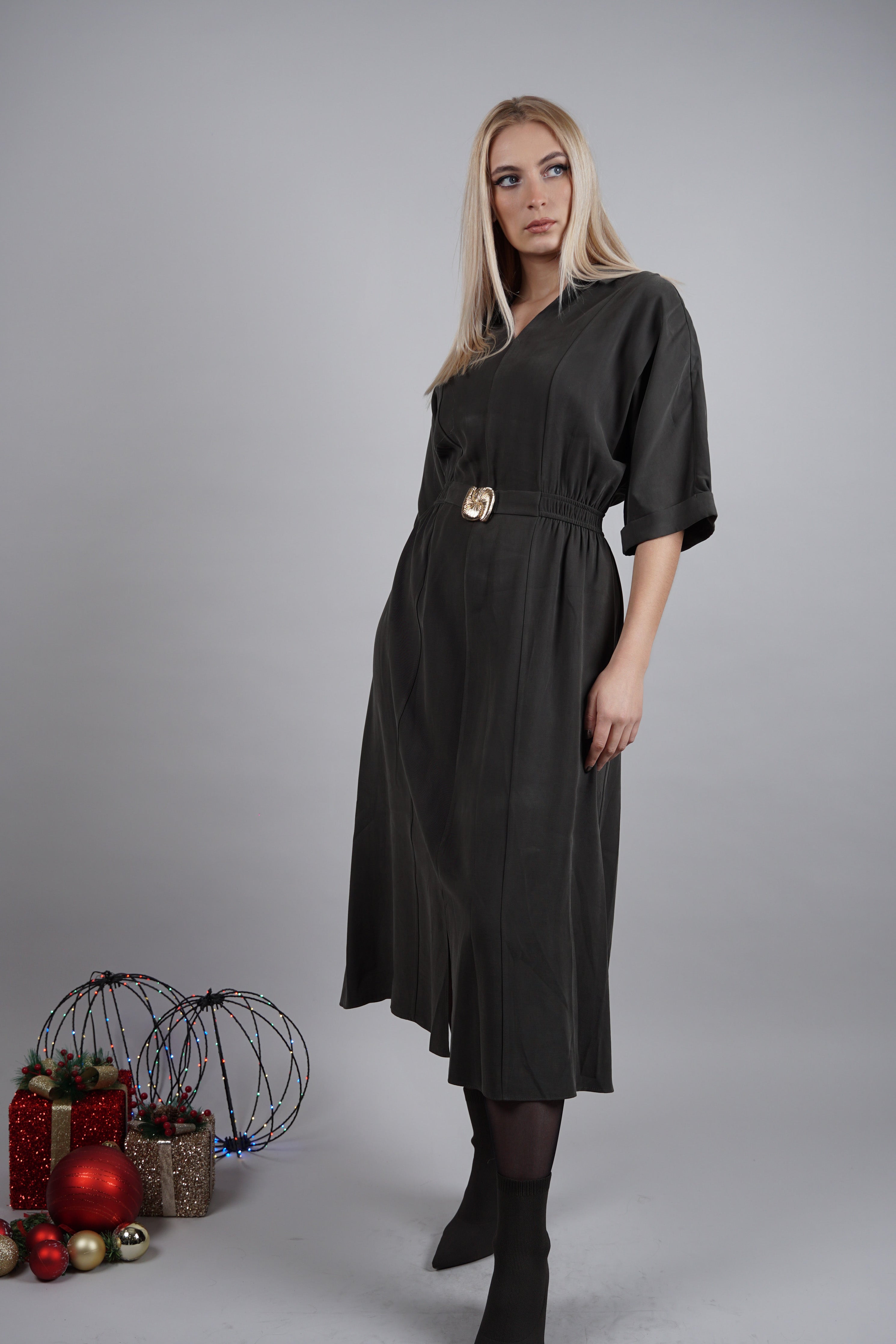 Etida haljina – elegantna jednostavnost sa statement kaišem