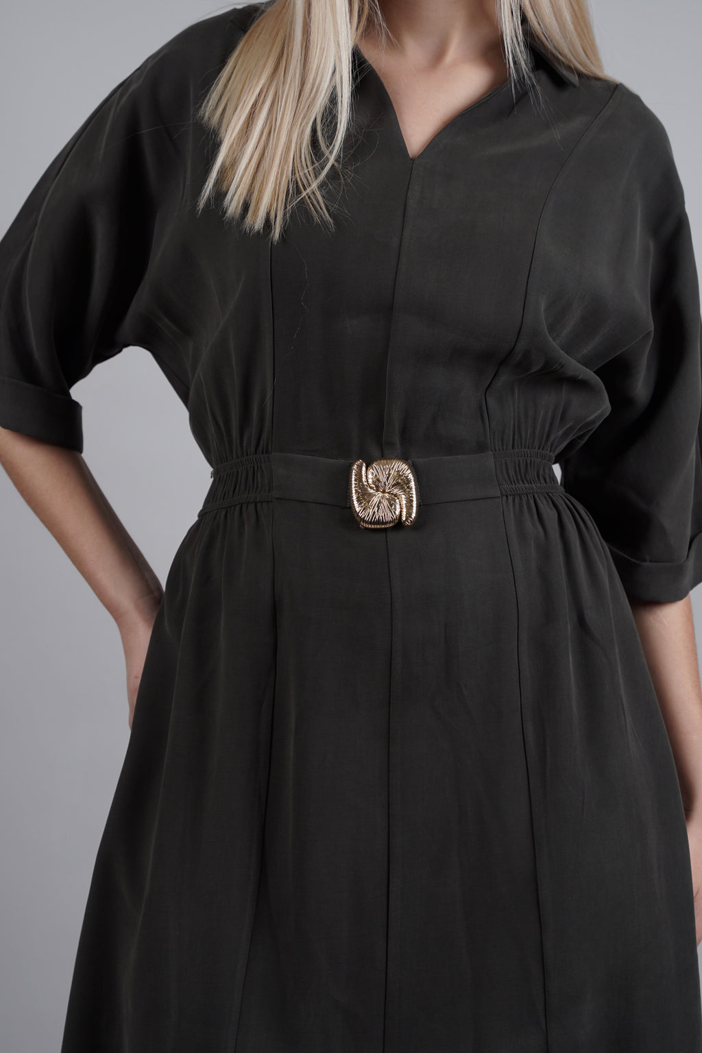 Etida haljina – elegantna jednostavnost sa statement kaišem