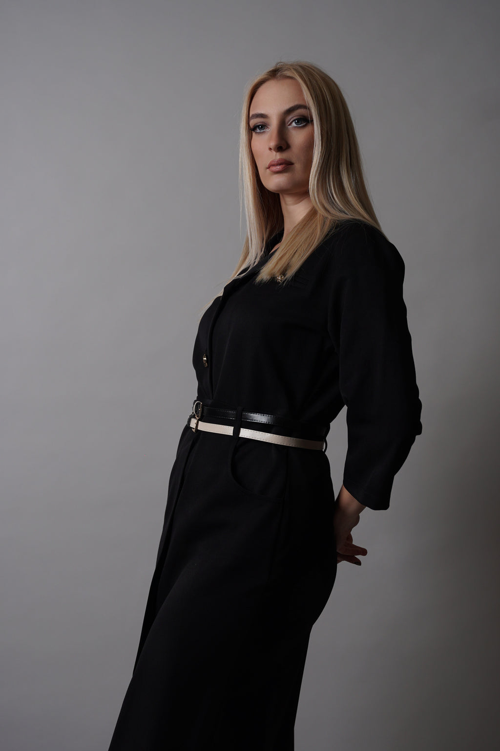 Mia haljina - suptilna elegancija za svaku priliku u crnoj nijansi