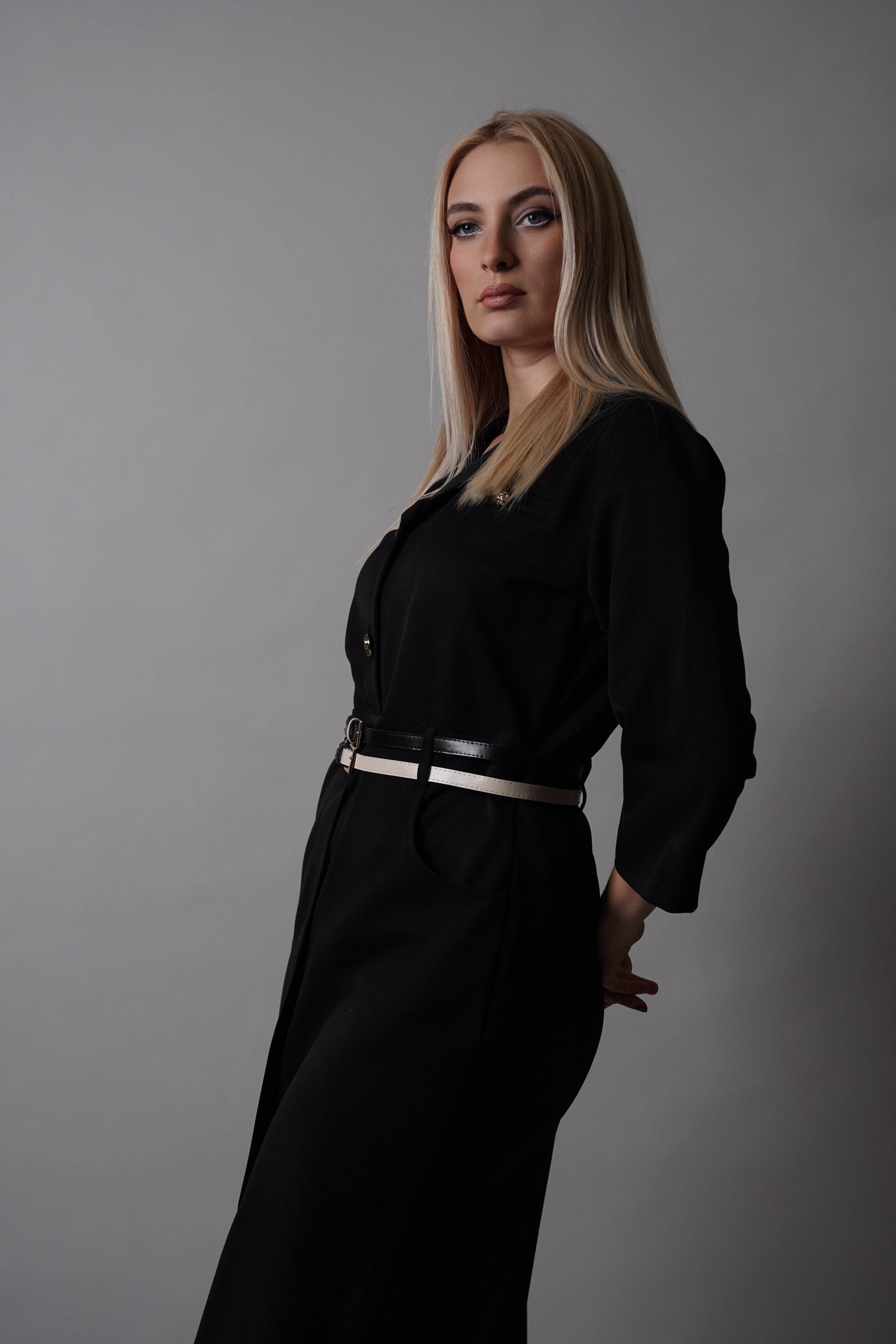 Mia haljina - suptilna elegancija za svaku priliku u crnoj nijansi