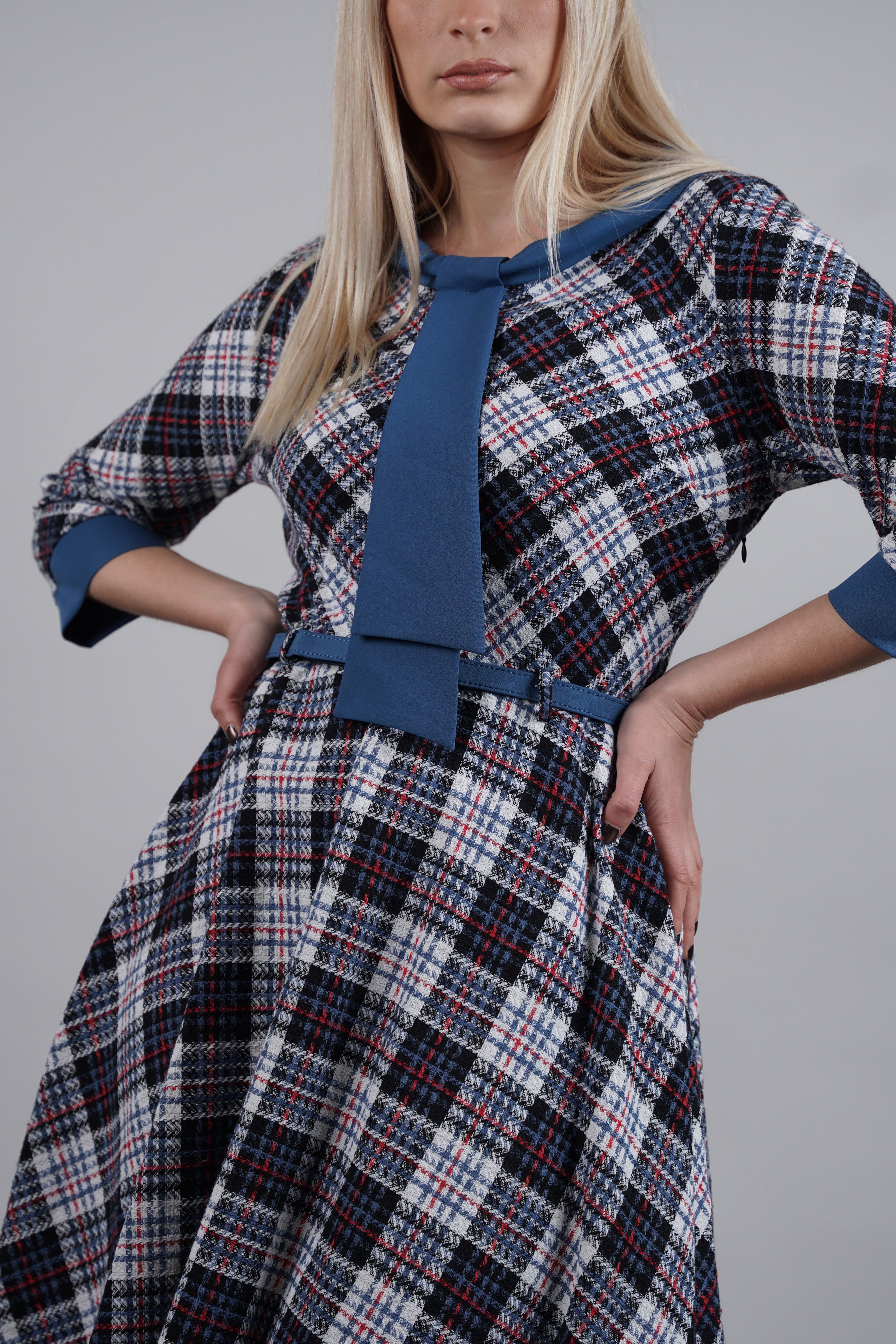 Arlene - romanitčna haljina sa kariranim dizajnom