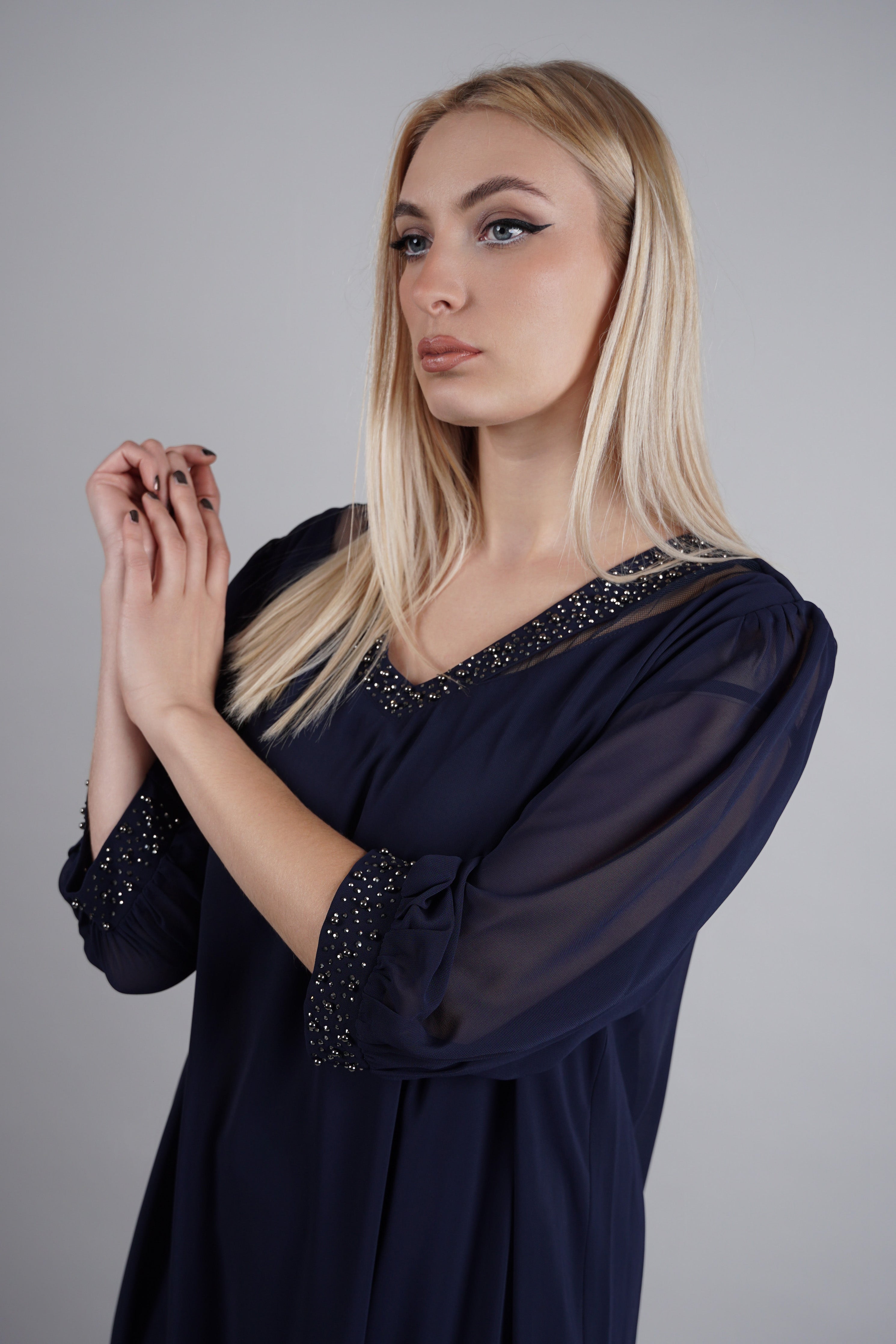 Adora haljina – teget klasik s elegantnim sjajem