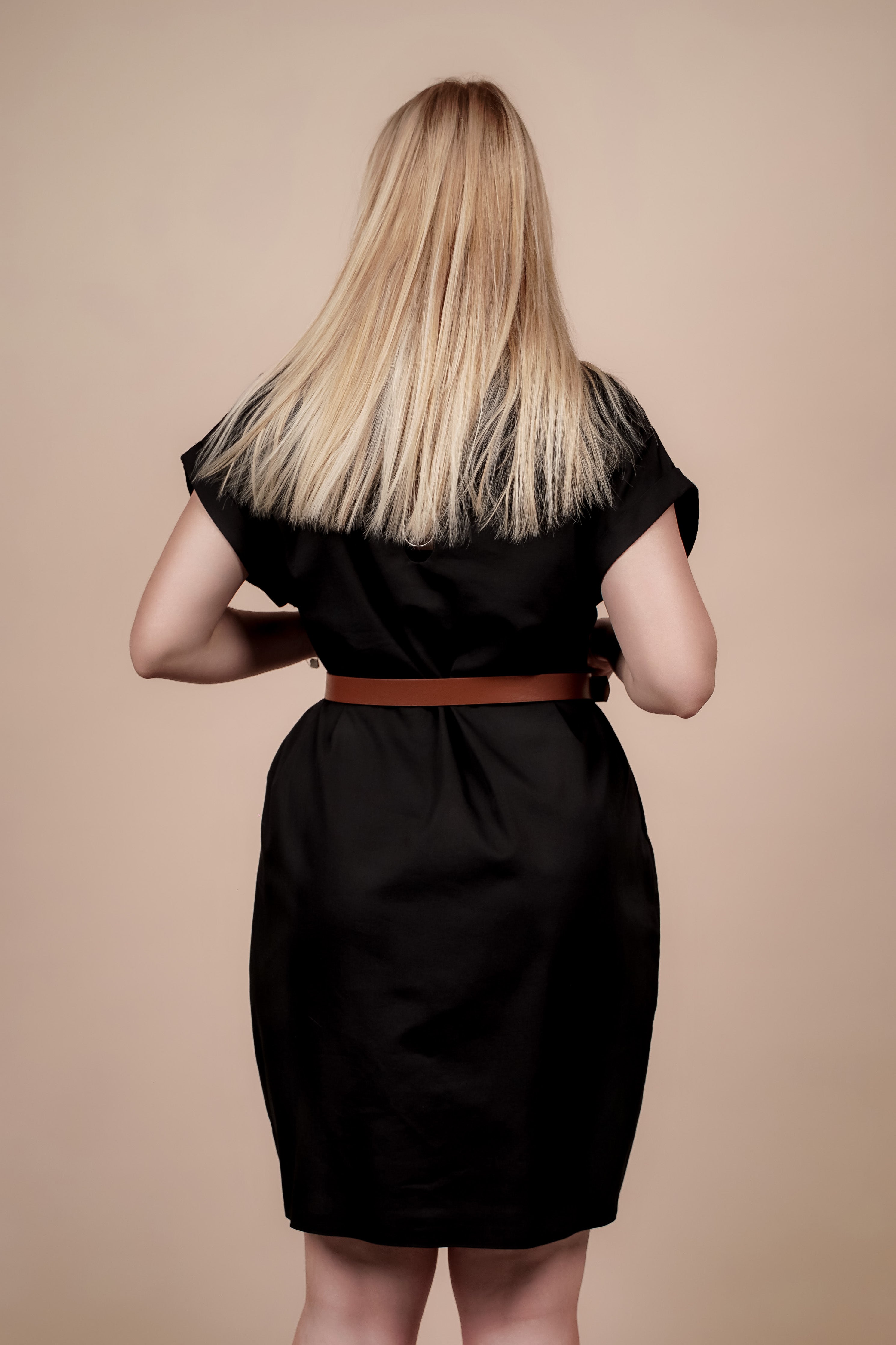 Crna haljina za svaki dan sa udjelom viskoze