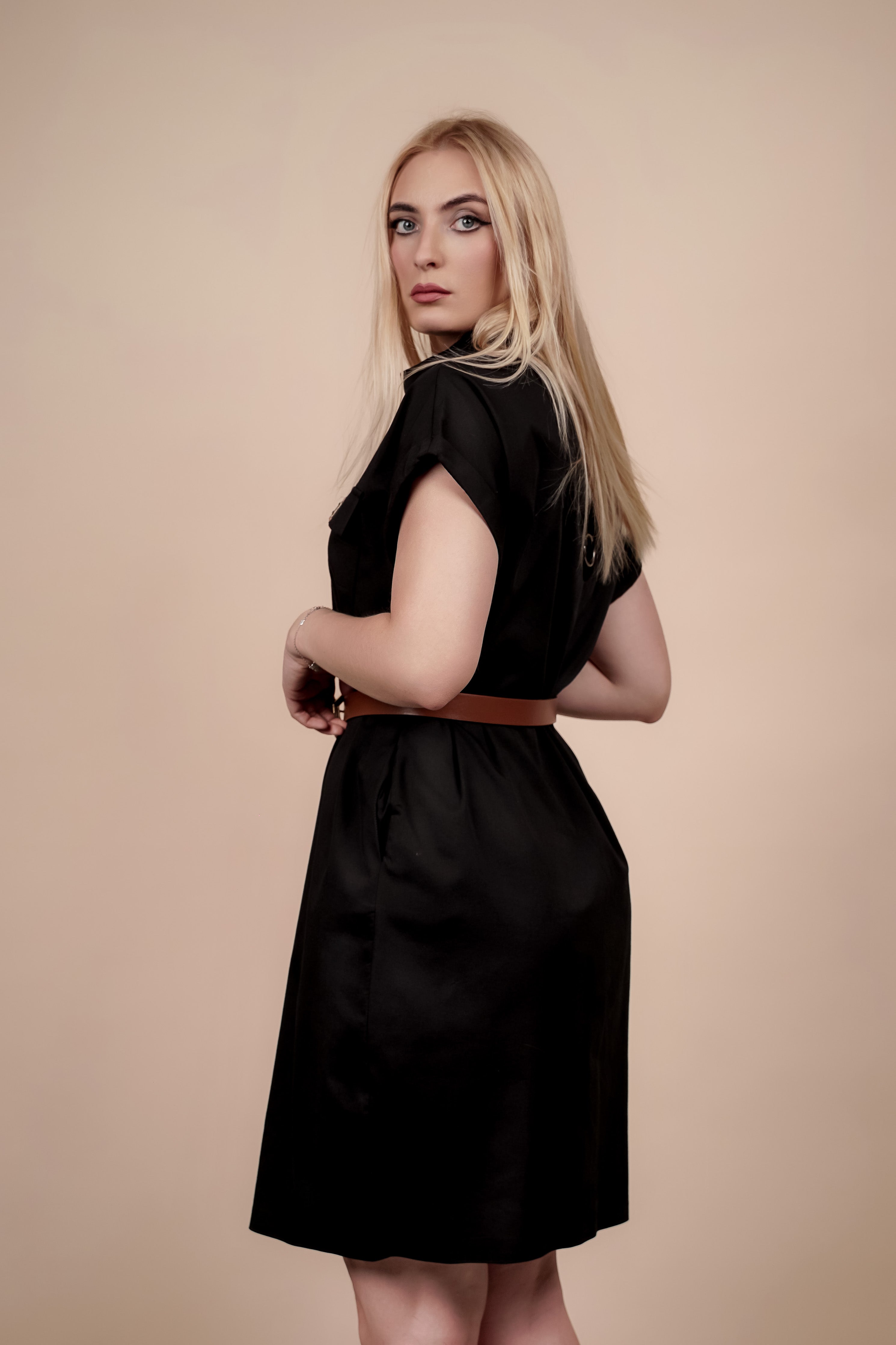 Crna haljina za svaki dan sa udjelom viskoze