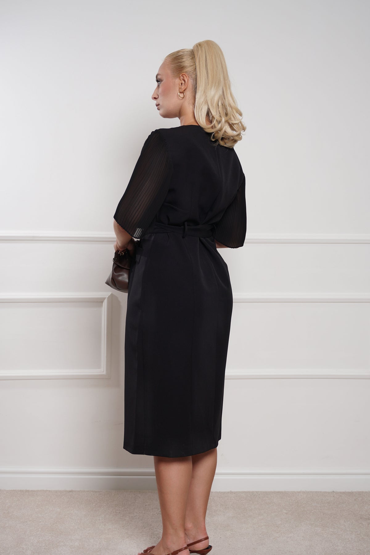 Elegantna midi haljina sa plisiranim rukavima