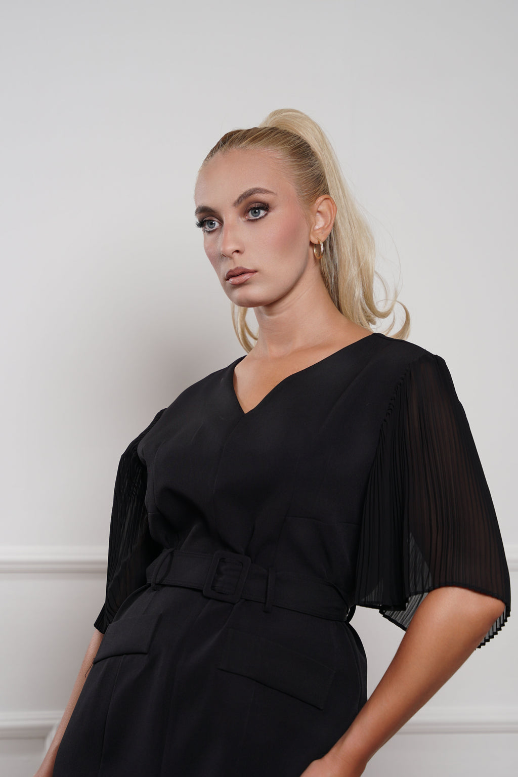 Elegantna midi haljina sa plisiranim rukavima