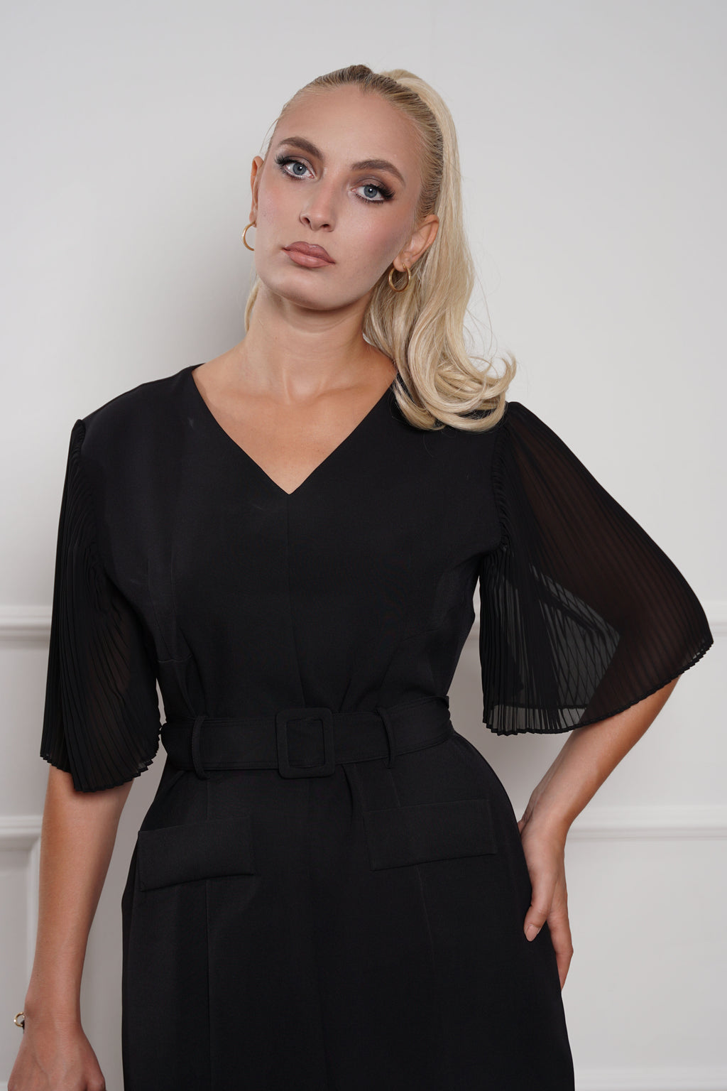 Elegantna midi haljina sa plisiranim rukavima