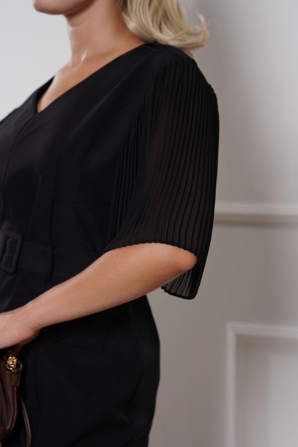 Elegantna midi haljina sa plisiranim rukavima