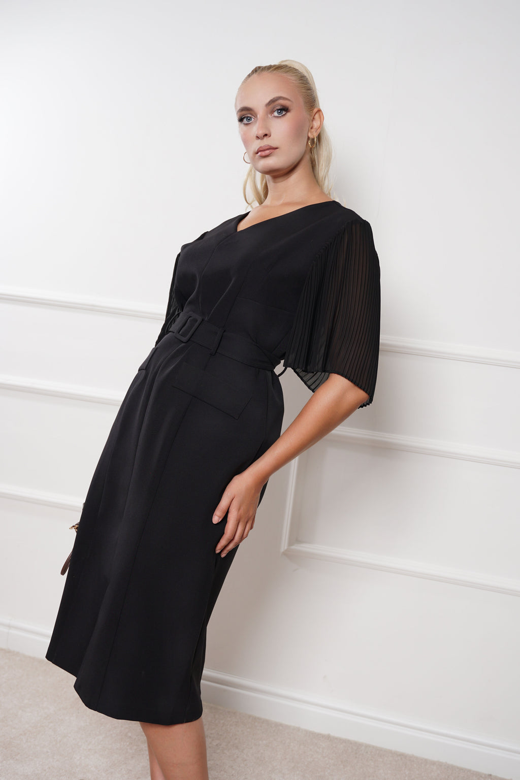 Elegantna midi haljina sa plisiranim rukavima