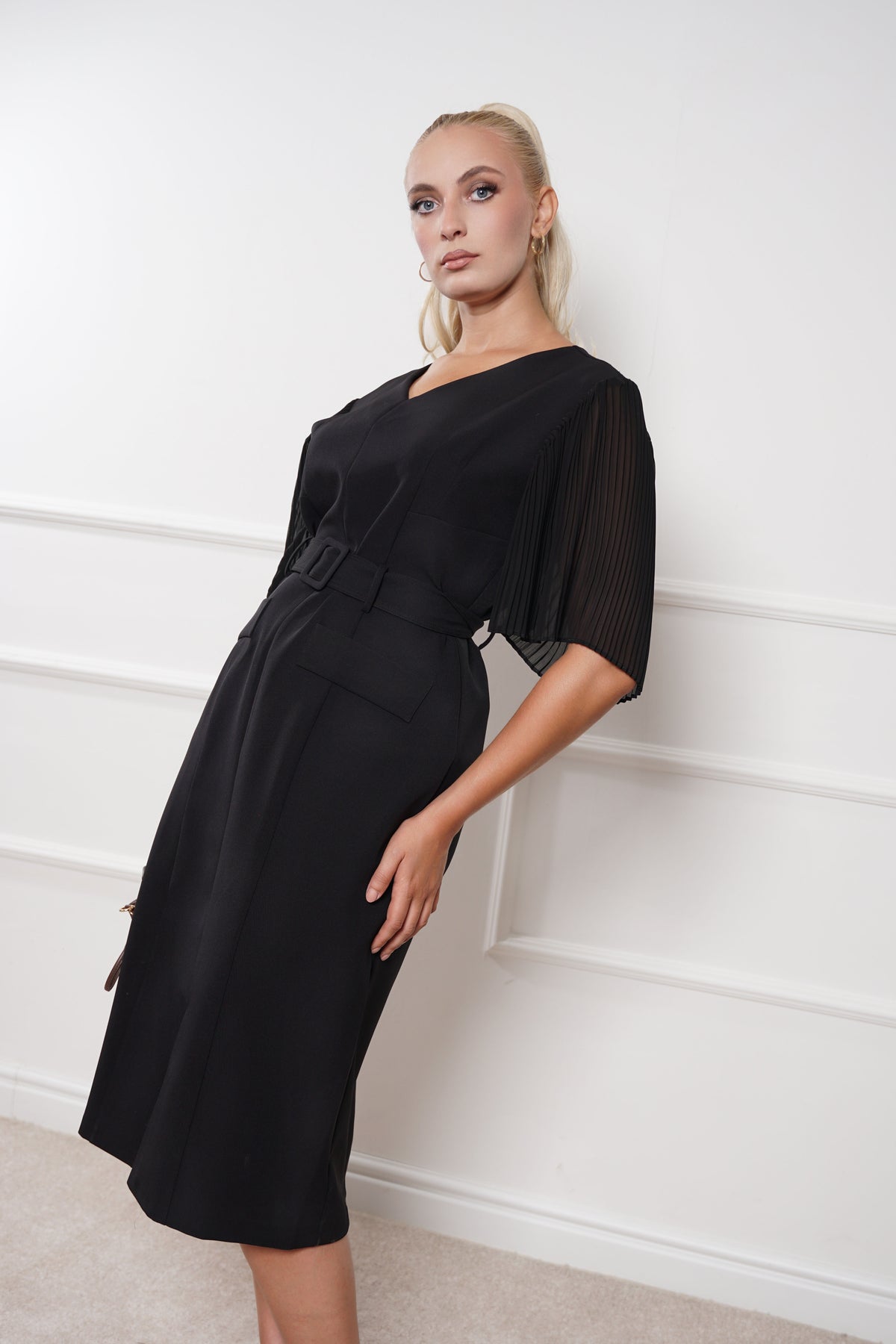 Elegantna midi haljina sa plisiranim rukavima