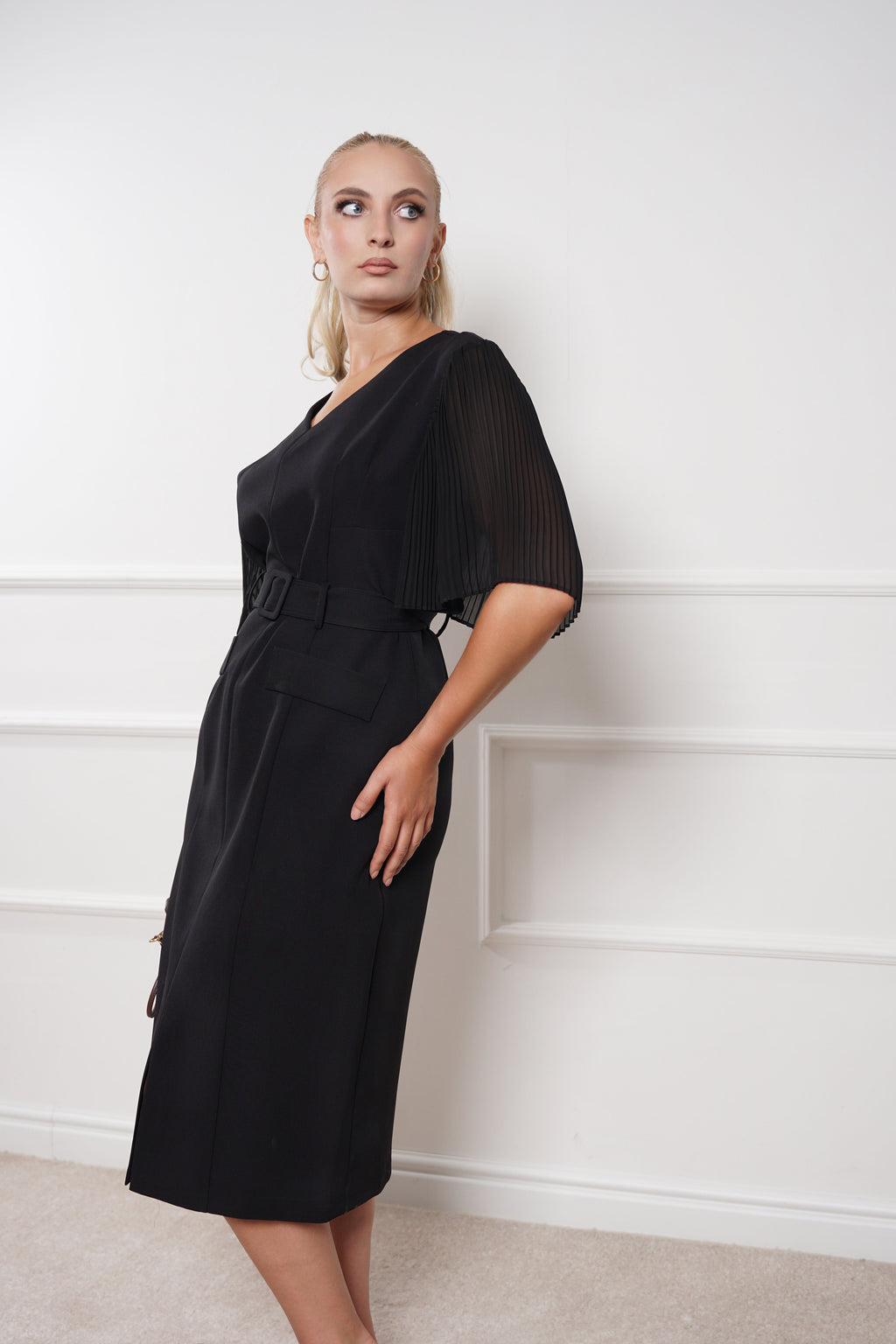 Elegantna midi haljina sa plisiranim rukavima