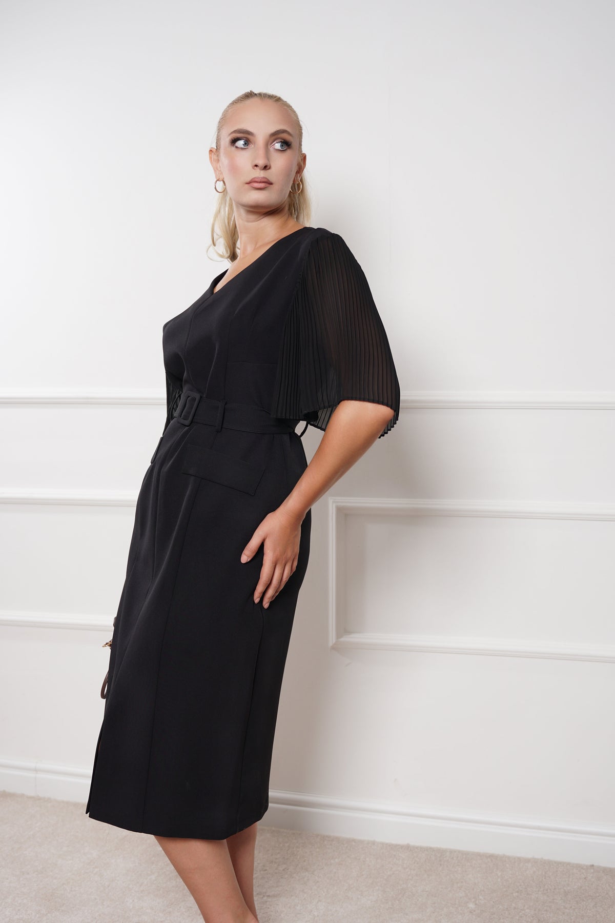 Elegantna midi haljina sa plisiranim rukavima