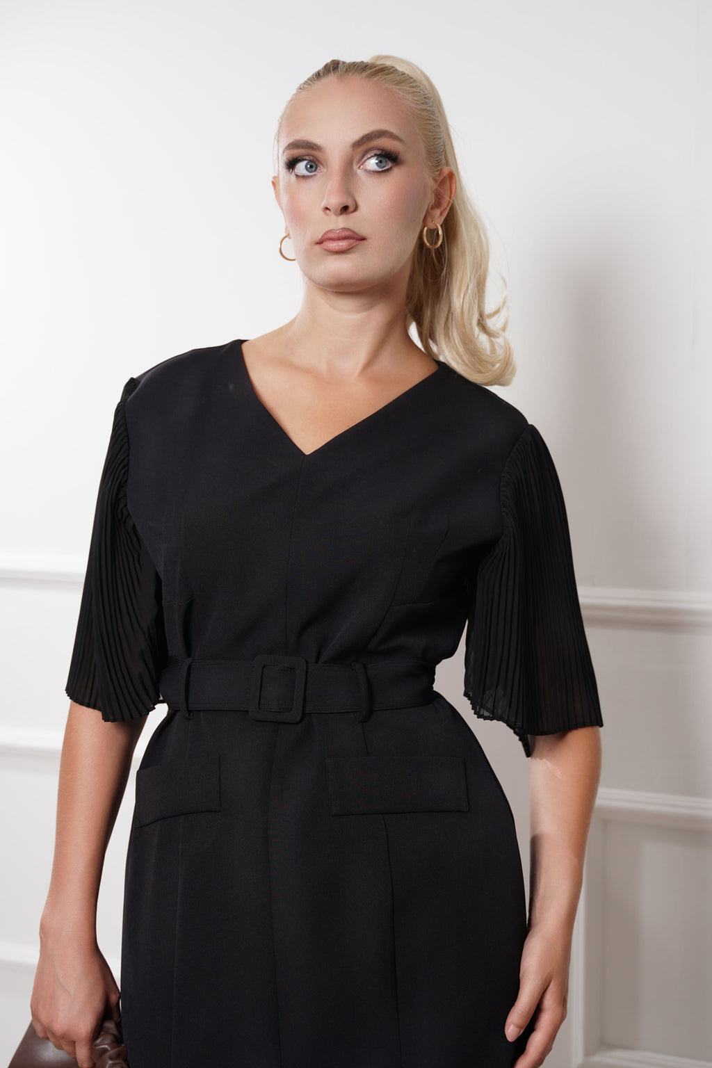 Elegantna midi haljina sa plisiranim rukavima