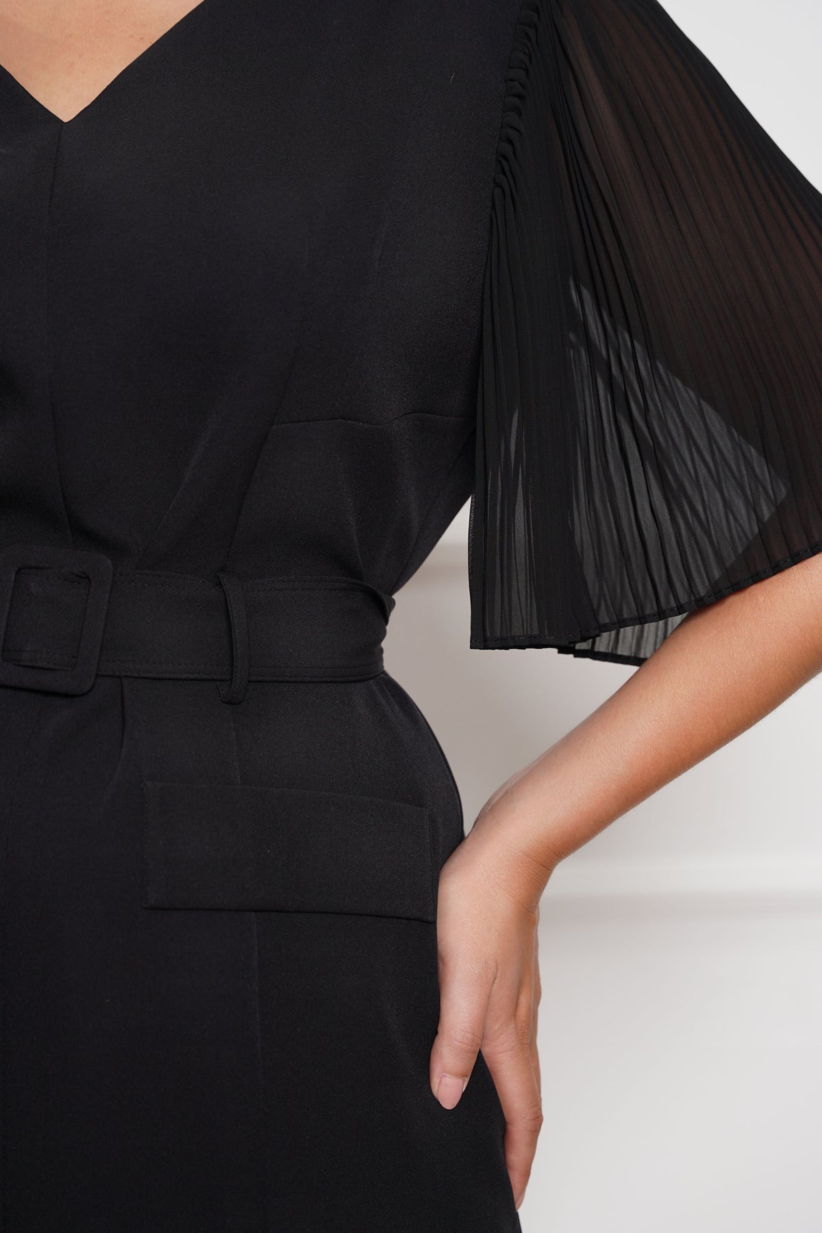 Elegantna midi haljina sa plisiranim rukavima