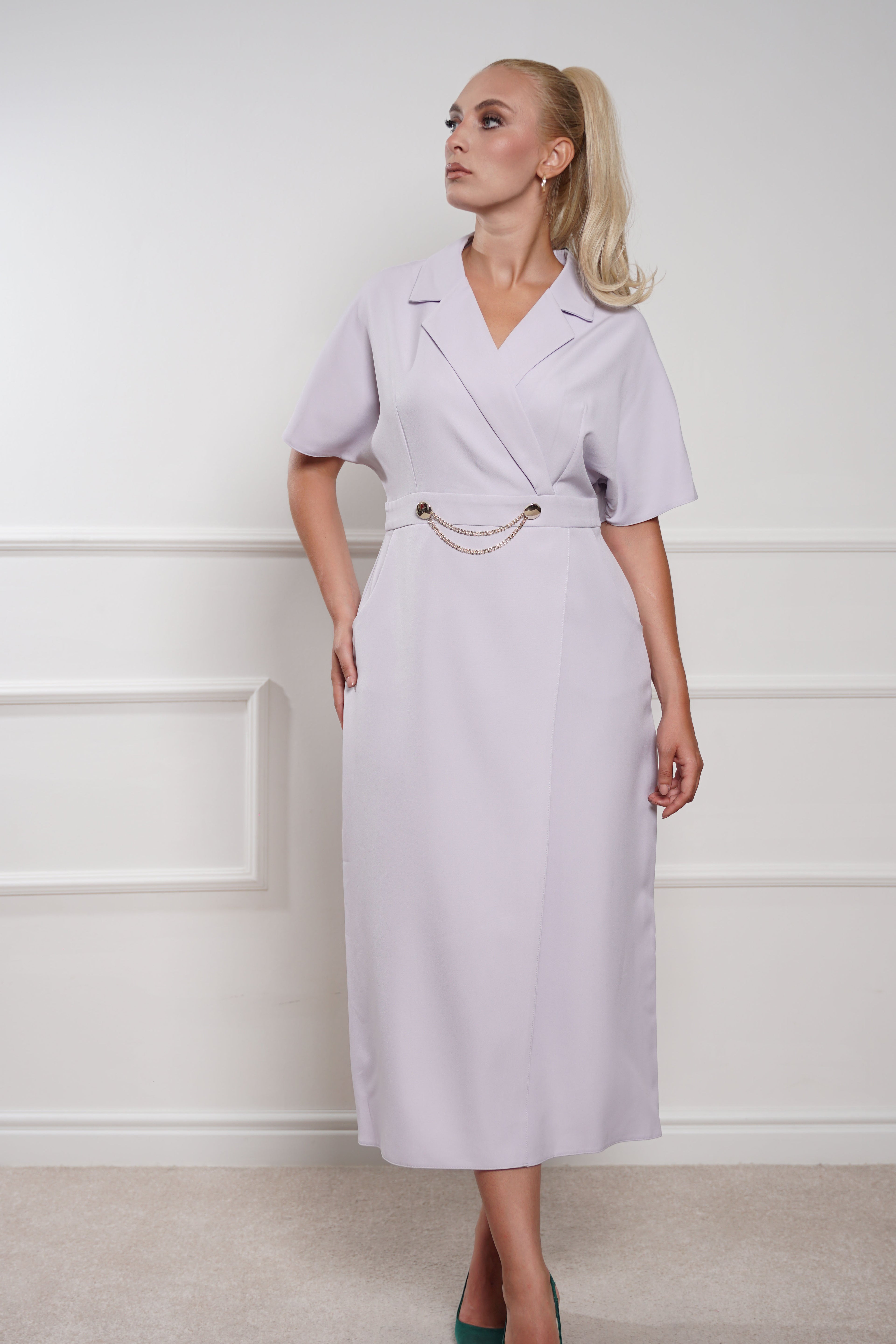 Lavanda midi haljina s detaljem lanca
