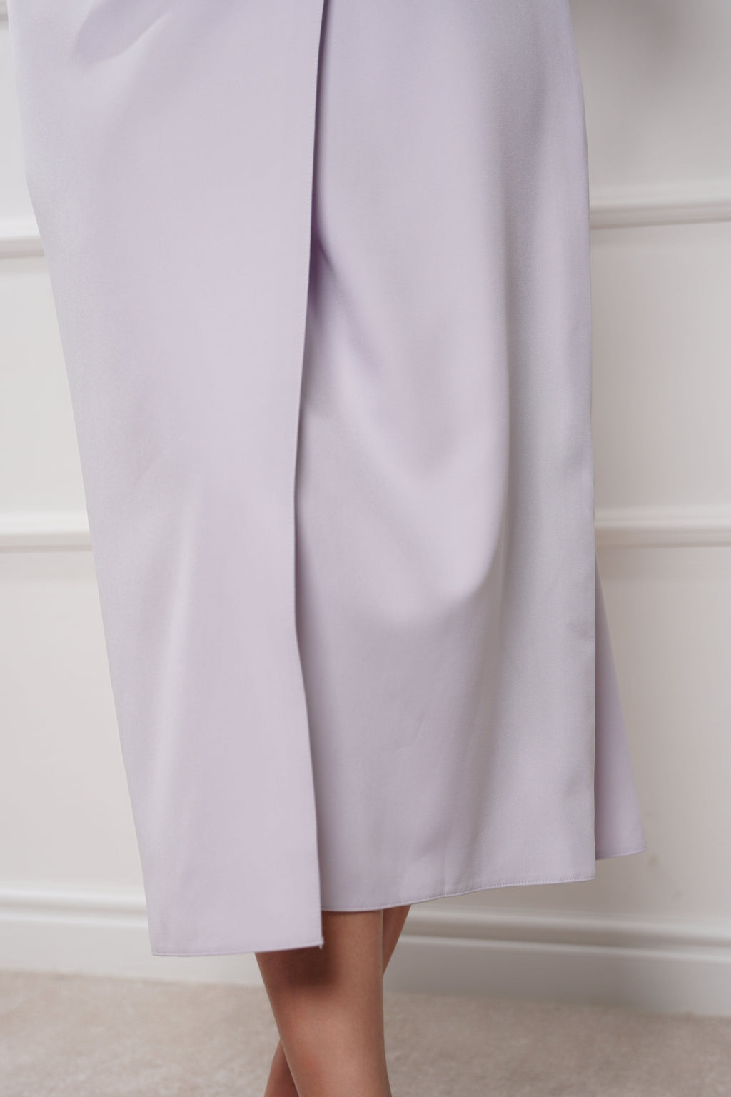 Lavanda midi haljina s detaljem lanca